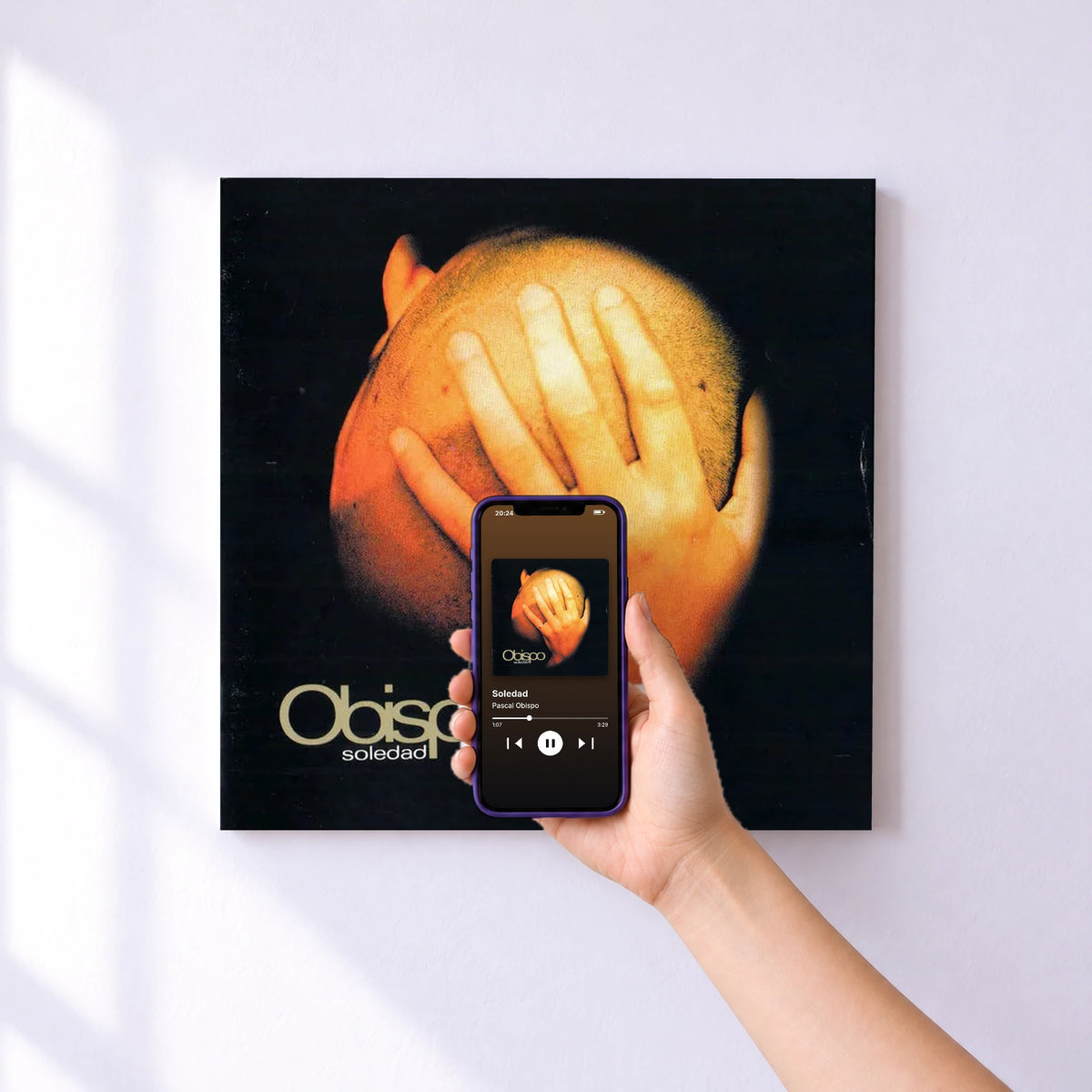 Affiche connectée Soledad de Pascal Obispo au mur : l'album se lance en approchant le téléphone