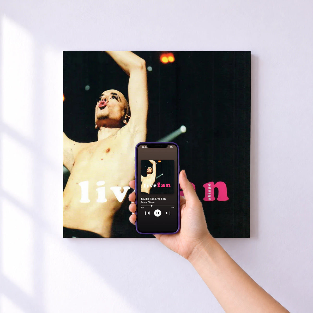 Affiche connectée Studio Fan Live Fan de Pascal Obispo au mur : l'album se lance en approchant le téléphone
