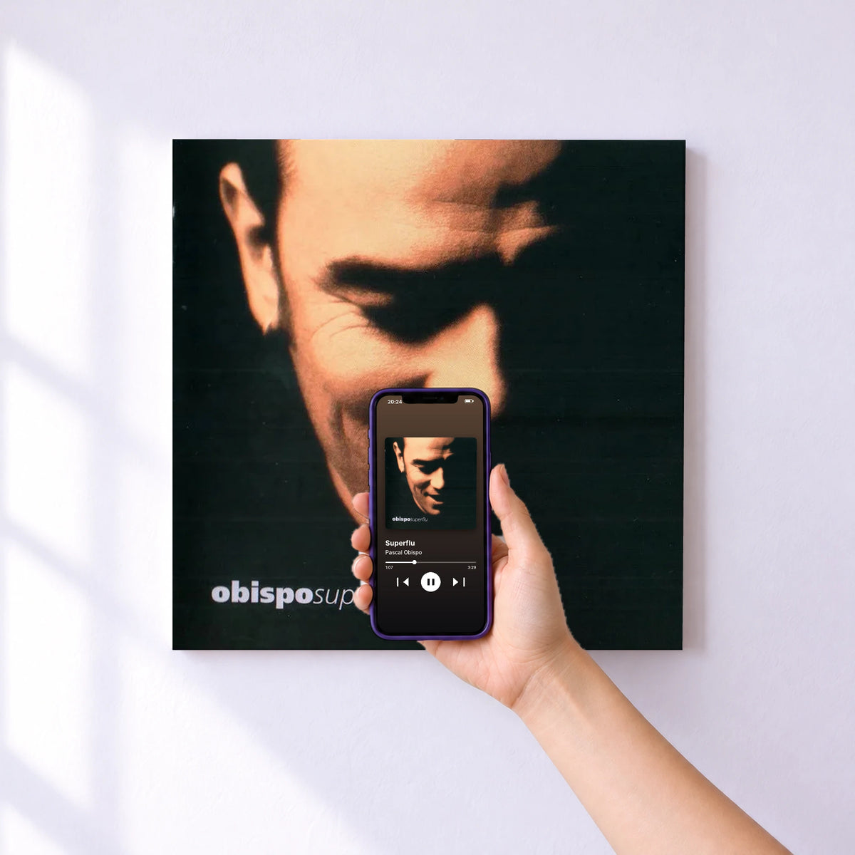 Affiche connectée Superflu de Pascal Obispo au mur : l'album se lance en approchant le téléphone