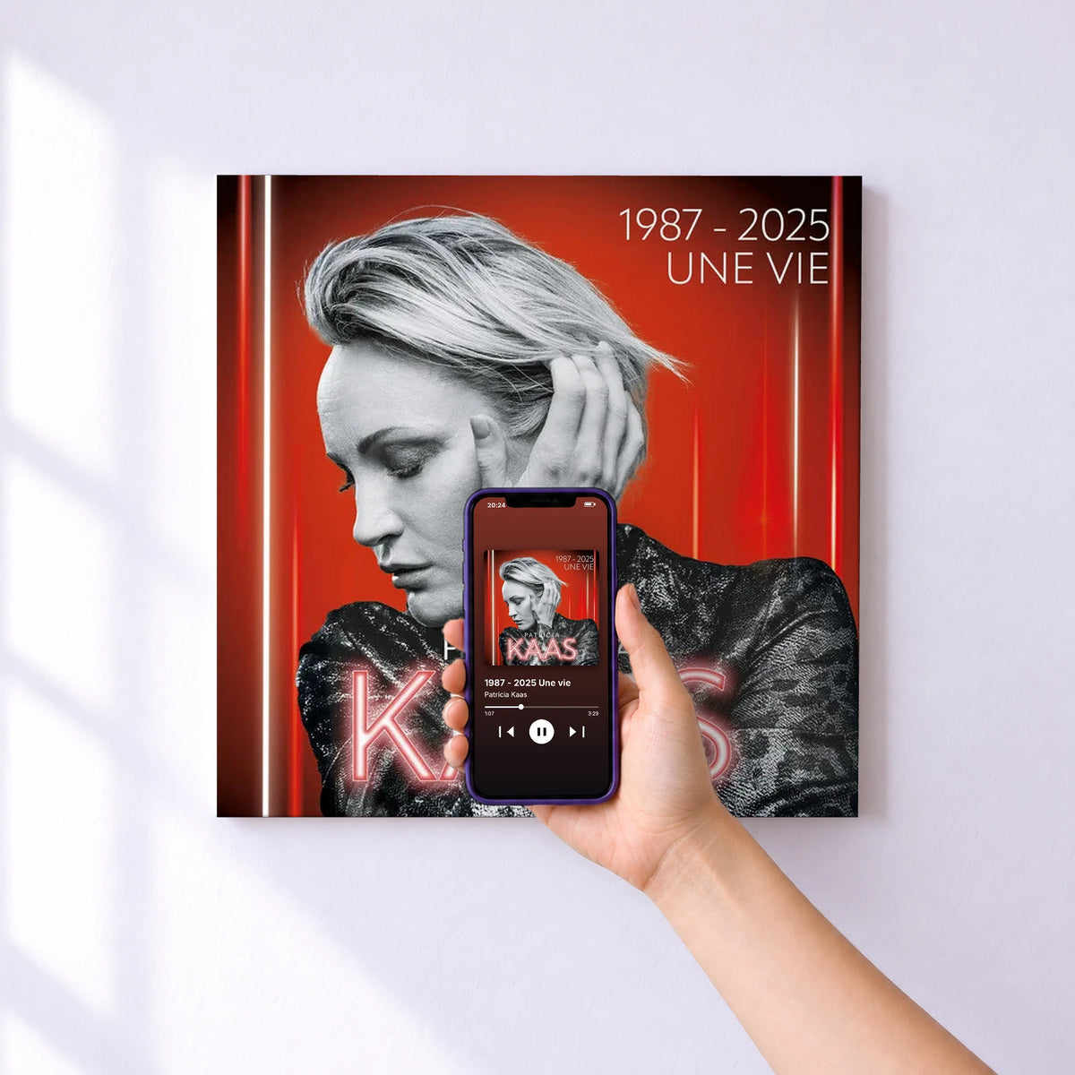 Affiche connectée 1987 - 2025 Une vie de Patricia Kaas au mur : l'album se lance en approchant le téléphone