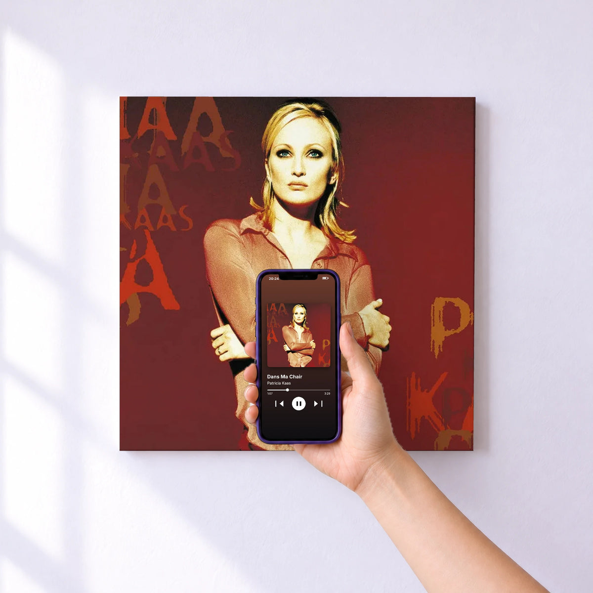 Affiche connectée Dans Ma Chair de Patricia Kaas au mur : l'album se lance en approchant le téléphone