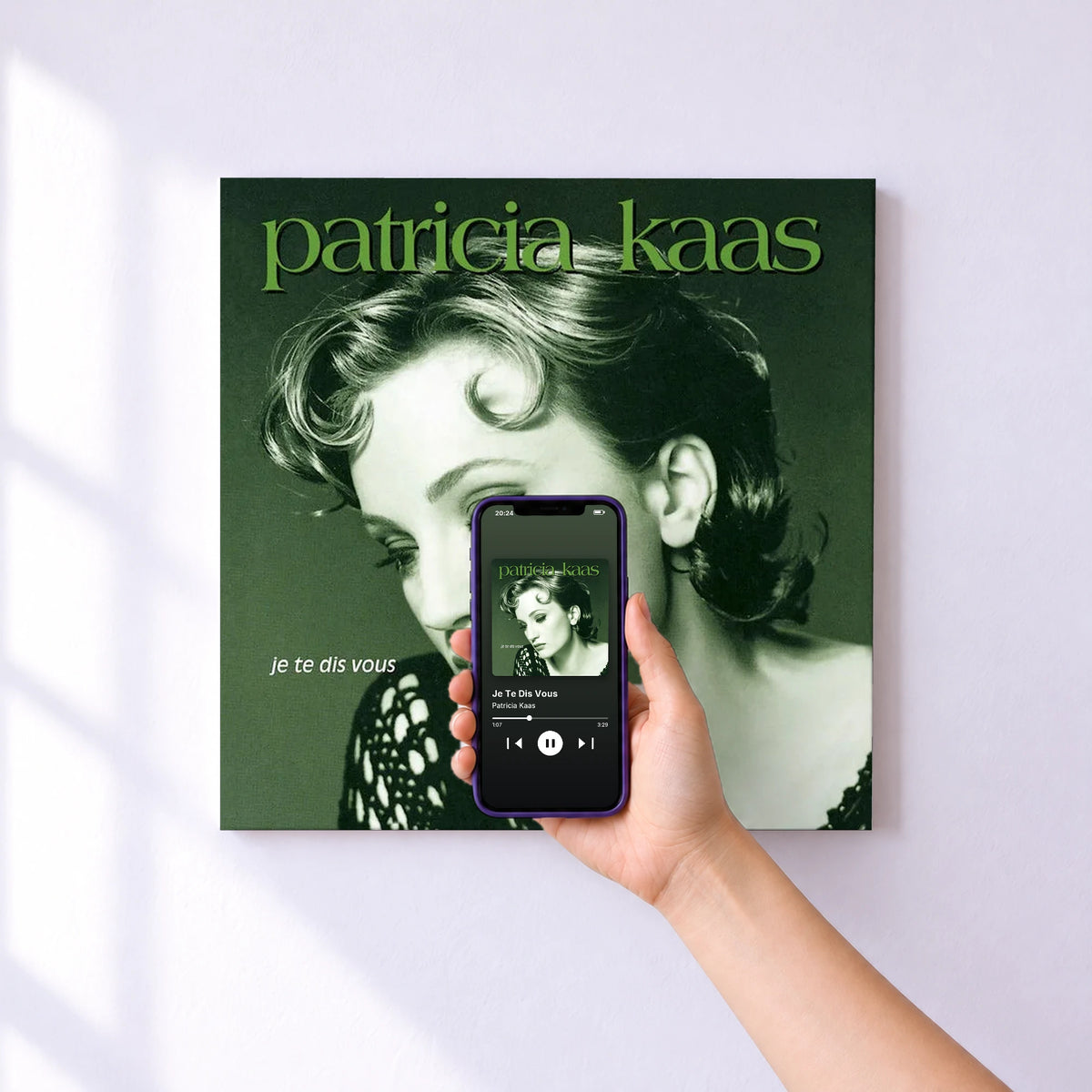 Affiche connectée Je Te Dis Vous de Patricia Kaas au mur : l'album se lance en approchant le téléphone