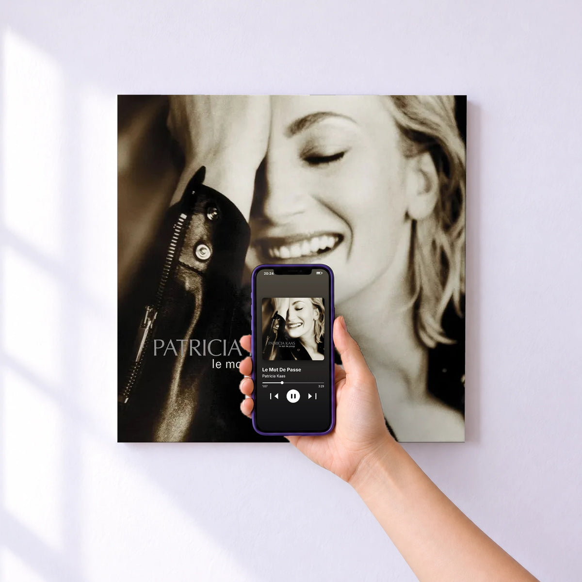 Affiche connectée Le Mot De Passe de Patricia Kaas au mur : l'album se lance en approchant le téléphone