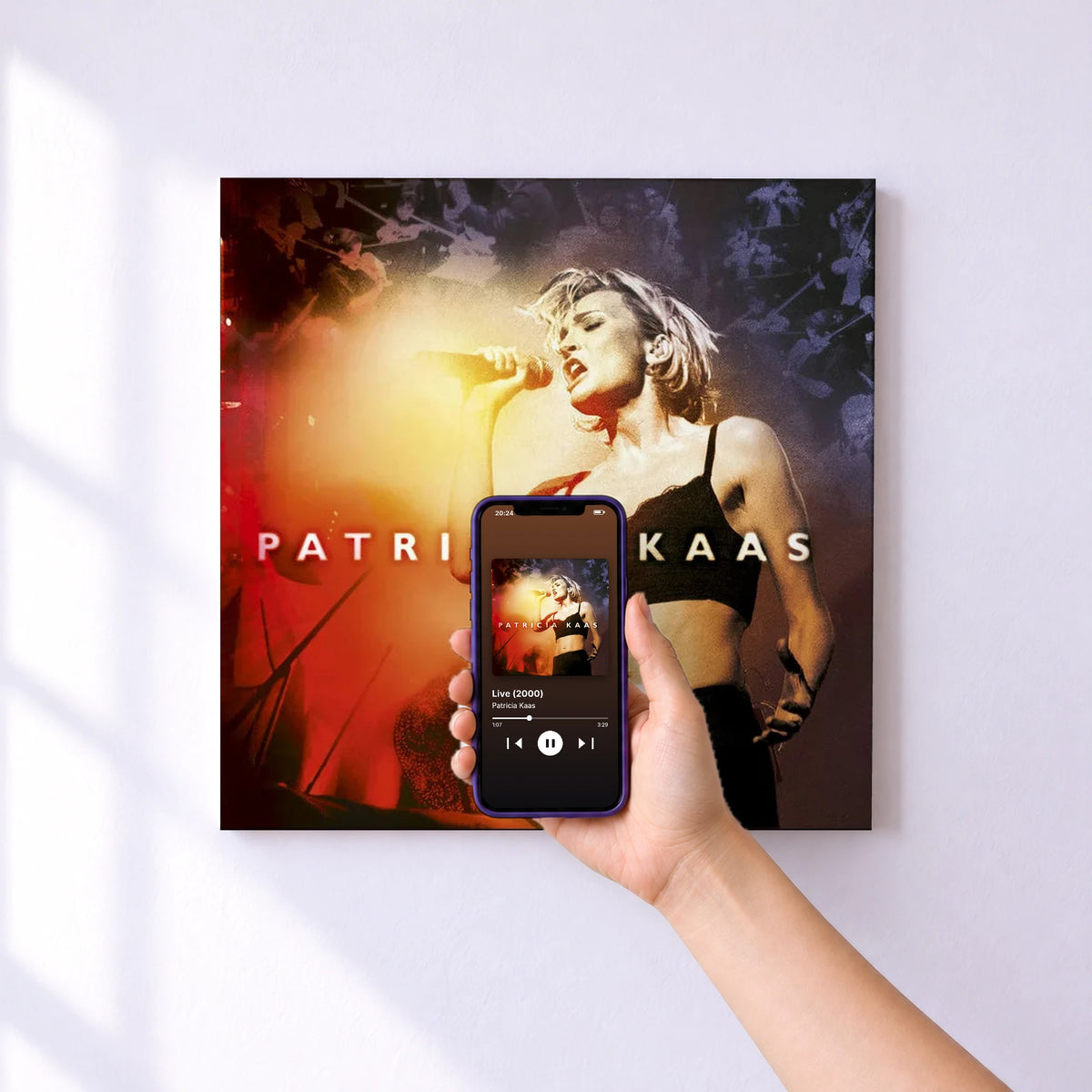 Affiche connectée Live (2000) de Patricia Kaas au mur : l'album se lance en approchant le téléphone