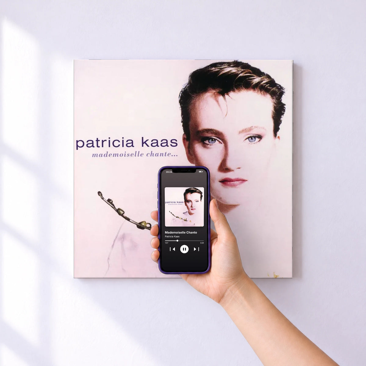Affiche connectée Mademoiselle Chante de Patricia Kaas au mur : l'album se lance en approchant le téléphone