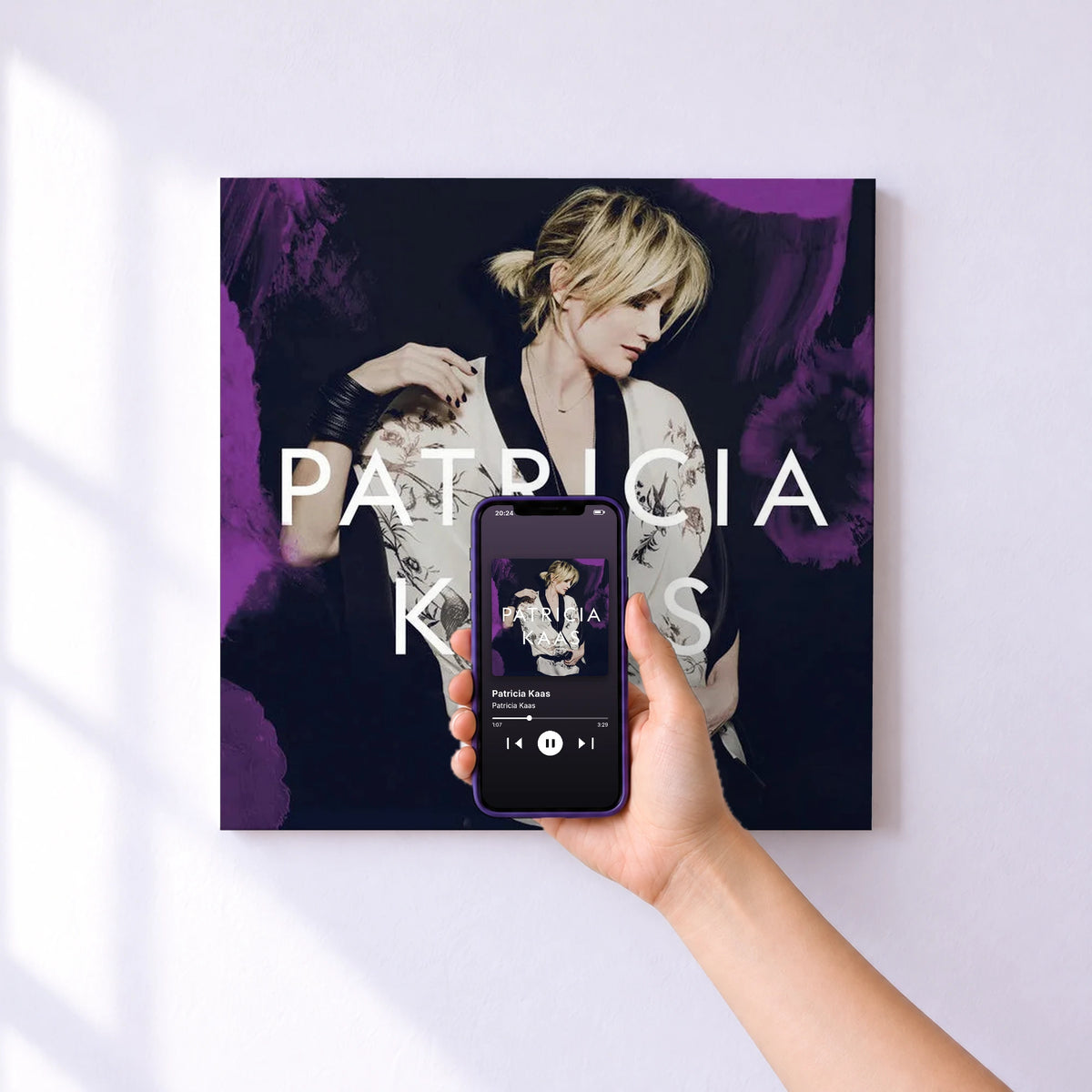 Affiche connectée Patricia Kaas de Patricia Kaas au mur : l'album se lance en approchant le téléphone