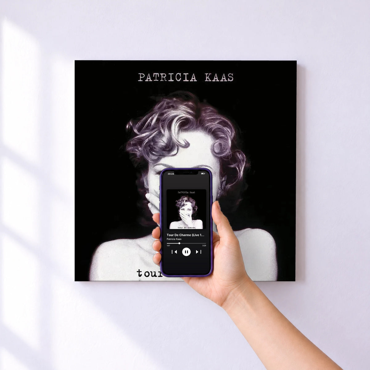 Affiche connectée Tour De Charme (Live 1994) de Patricia Kaas au mur : l'album se lance en approchant le téléphone
