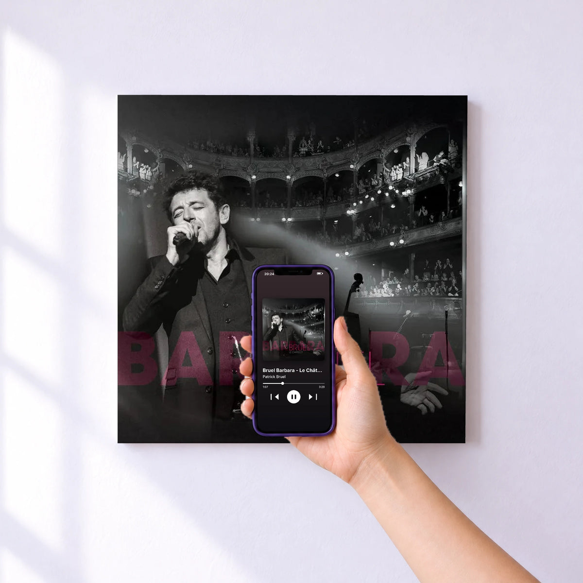 Affiche connectée Bruel Barbara - Le Châtelet (Live) de Patrick Bruel au mur : l'album se lance en approchant le téléphone