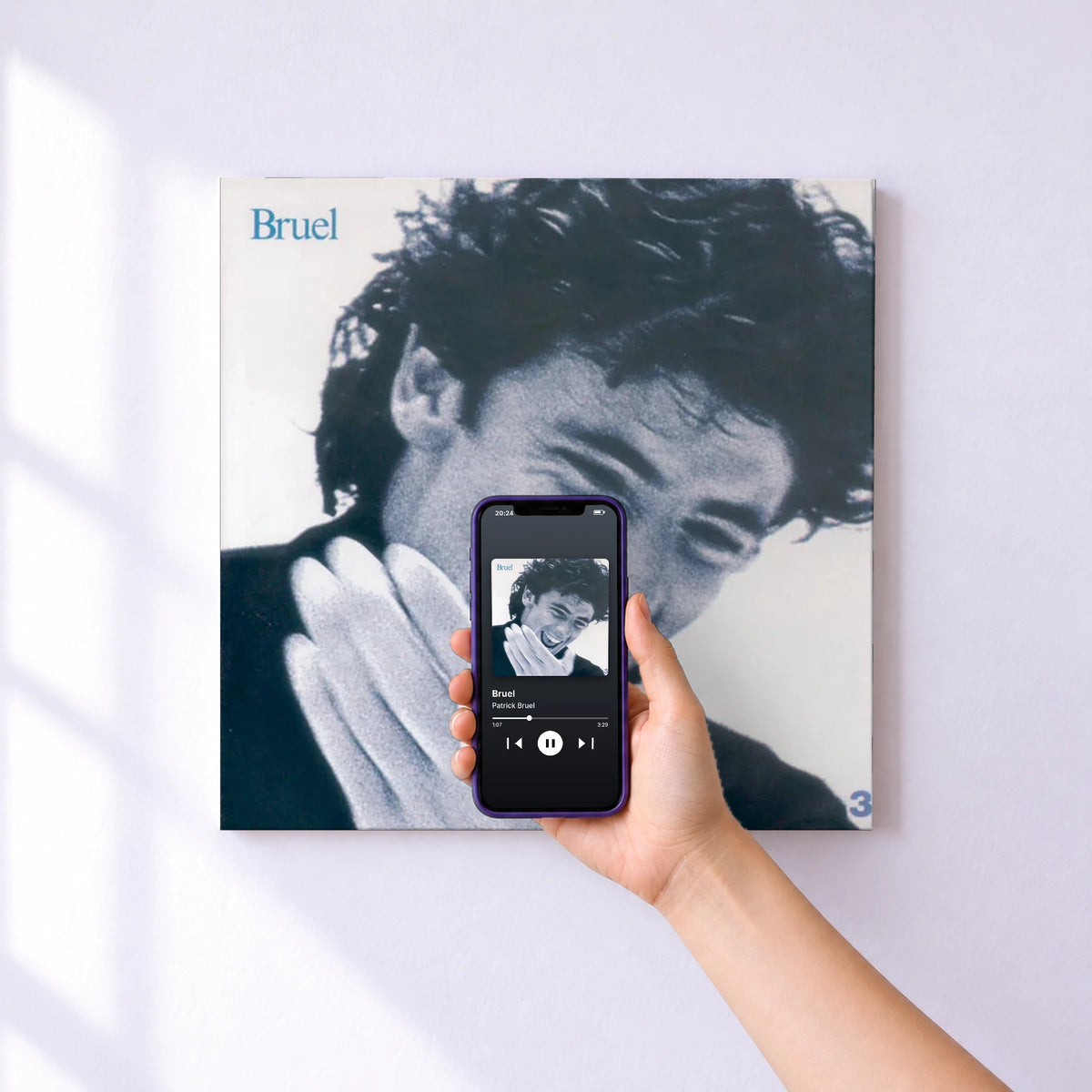 Affiche connectée Bruel de Patrick Bruel au mur : l'album se lance en approchant le téléphone