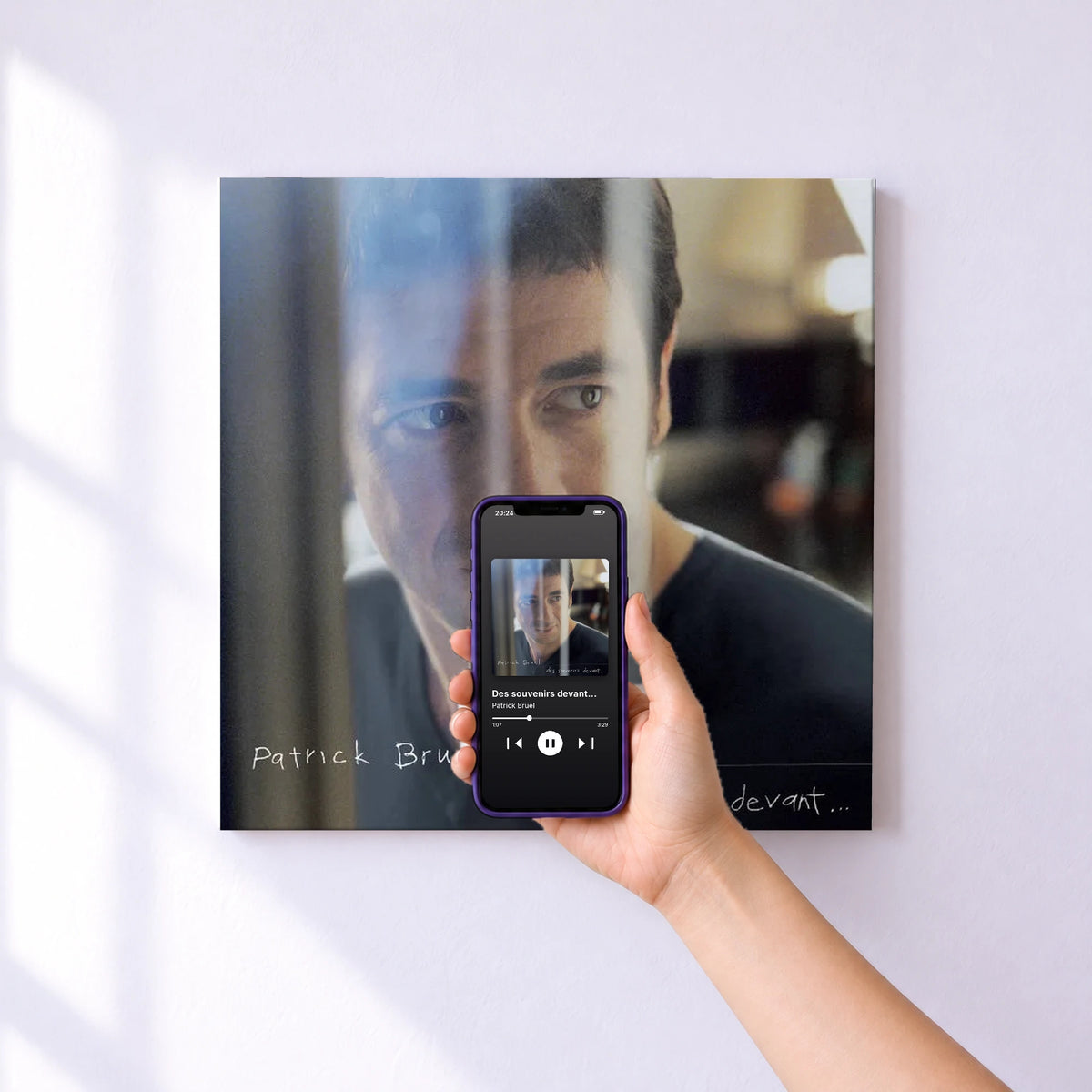 Affiche connectée Des souvenirs devant... de Patrick Bruel au mur : l'album se lance en approchant le téléphone