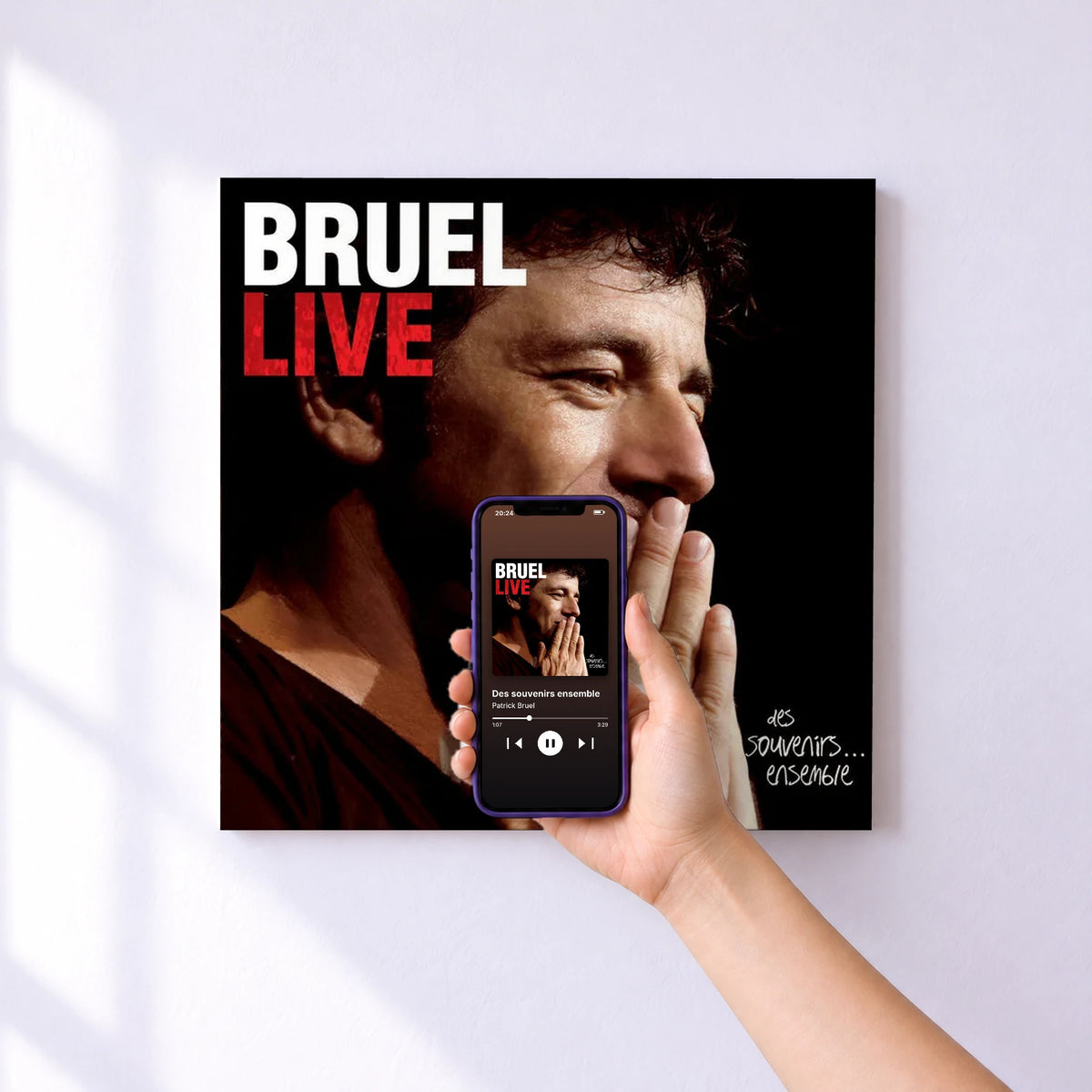 Affiche connectée Des souvenirs ensemble de Patrick Bruel au mur : l'album se lance en approchant le téléphone