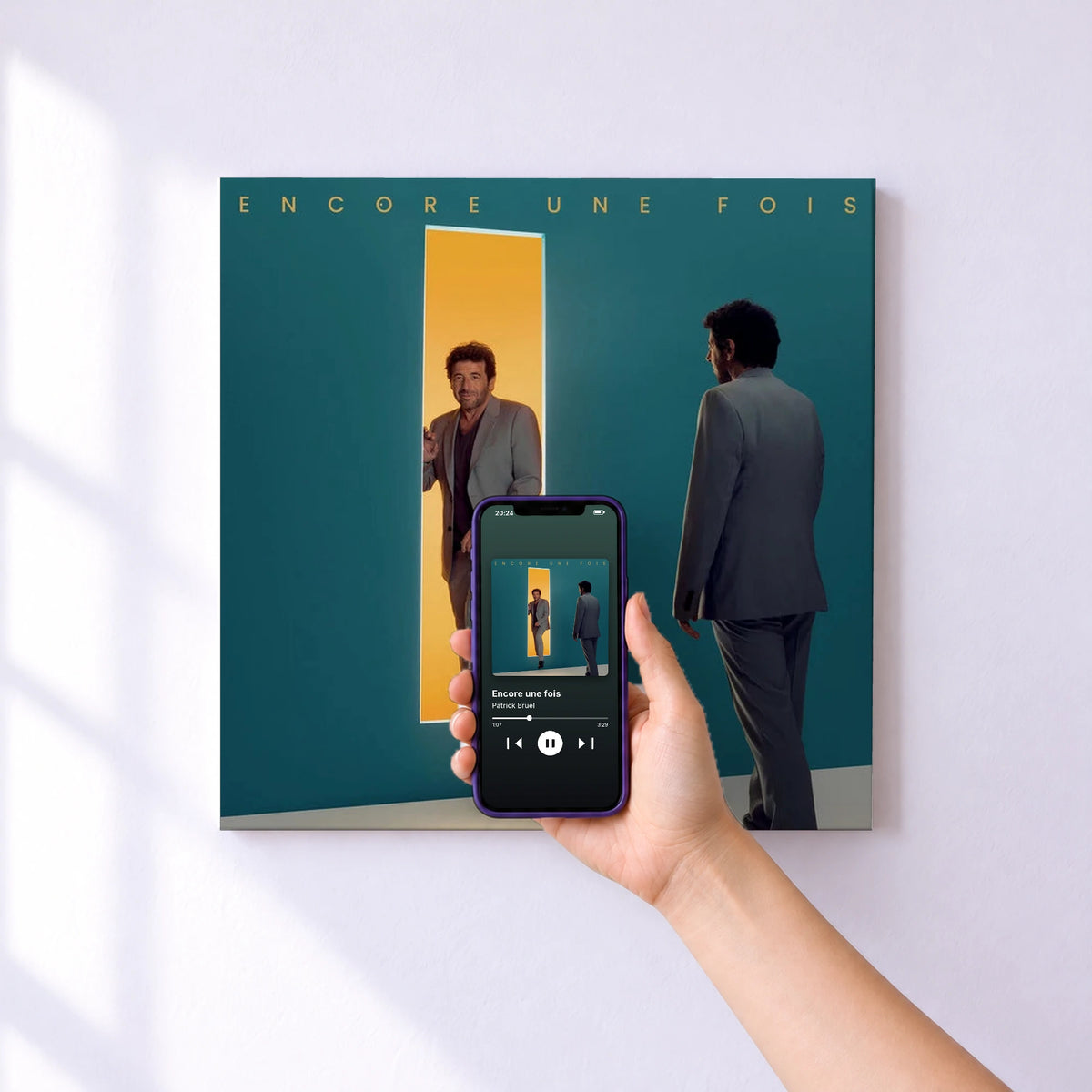 Affiche connectée Encore une fois de Patrick Bruel au mur : l'album se lance en approchant le téléphone