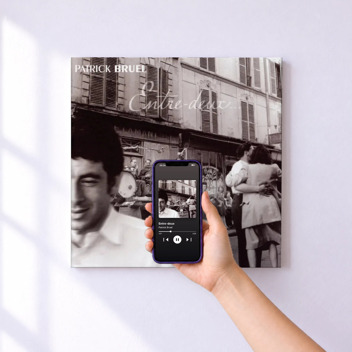 Affiche connectée Entre-deux de Patrick Bruel au mur : l'album se lance en approchant le téléphone