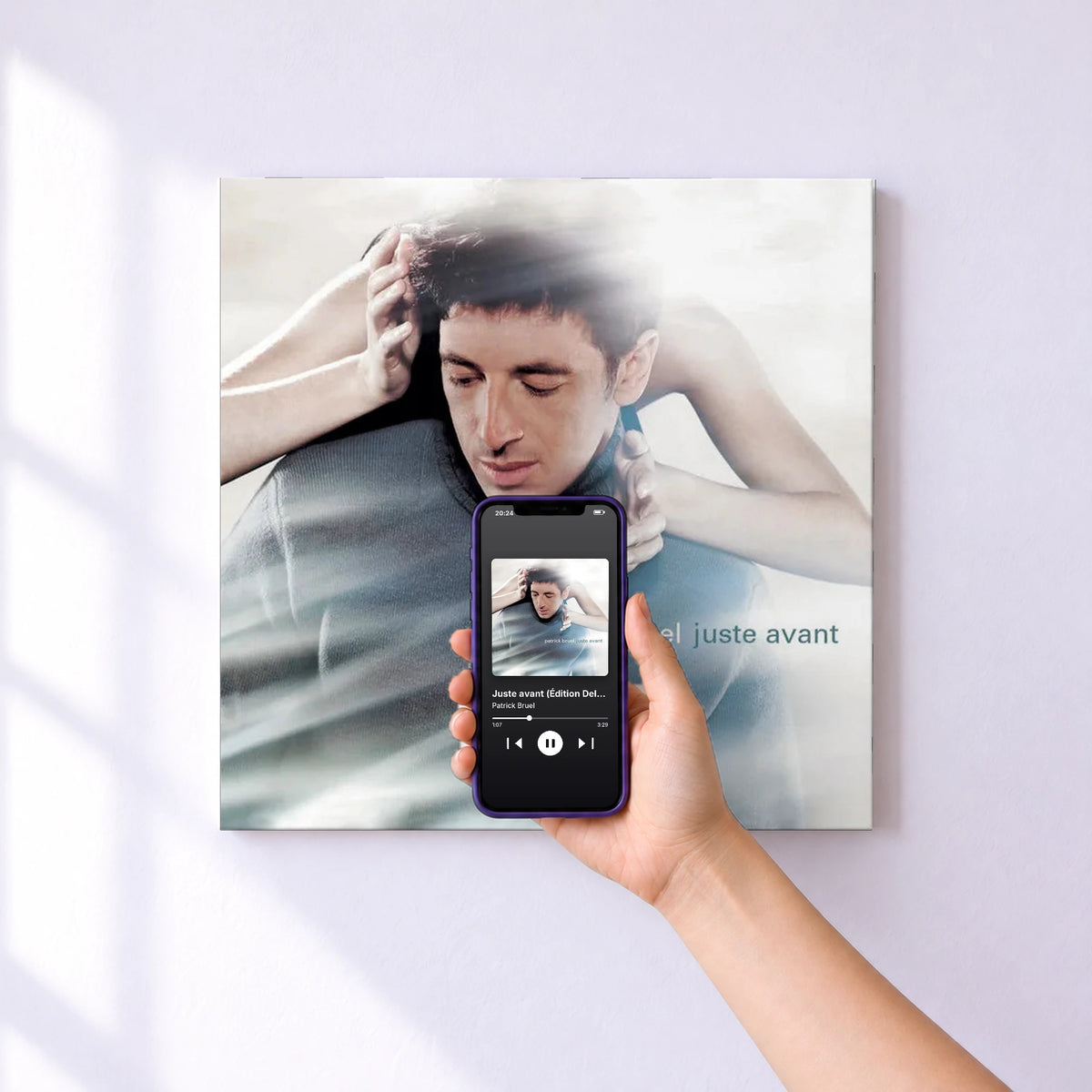 Affiche connectée Juste avant (Édition Deluxe) de Patrick Bruel au mur : l'album se lance en approchant le téléphone