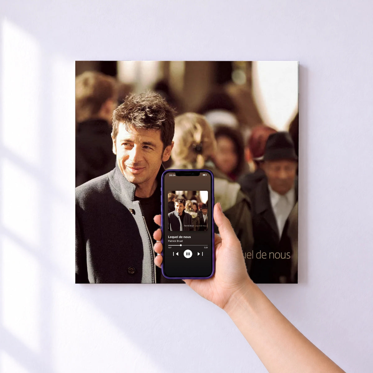 Affiche connectée Lequel de nous de Patrick Bruel au mur : l'album se lance en approchant le téléphone