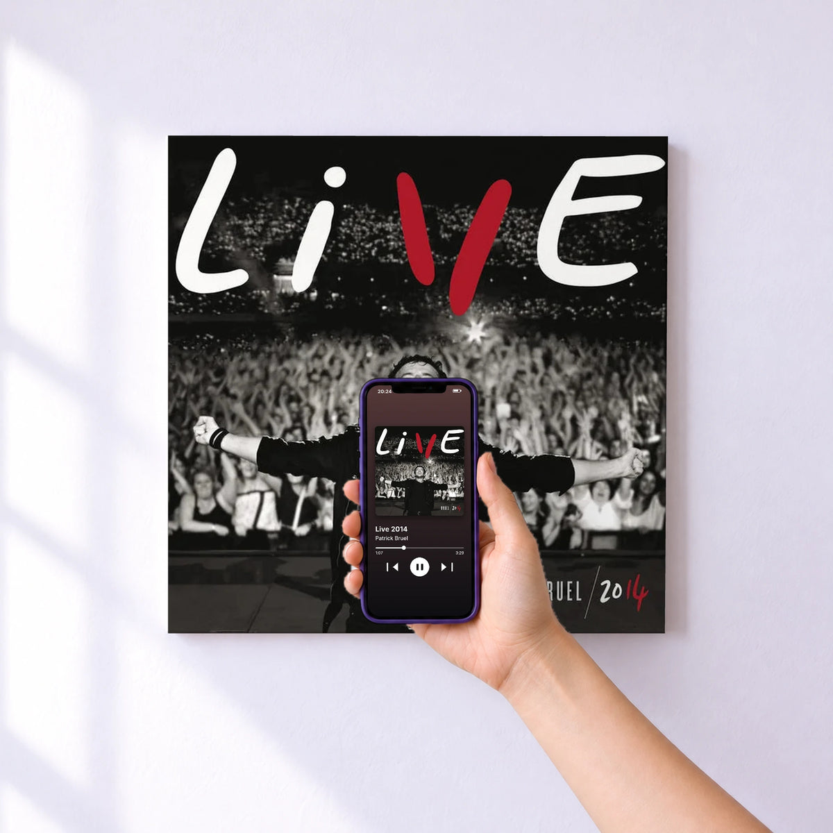 Affiche connectée Live 2014 de Patrick Bruel au mur : l'album se lance en approchant le téléphone