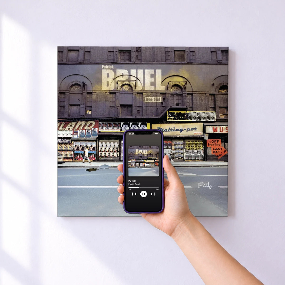 Affiche connectée Puzzle de Patrick Bruel au mur : l'album se lance en approchant le téléphone