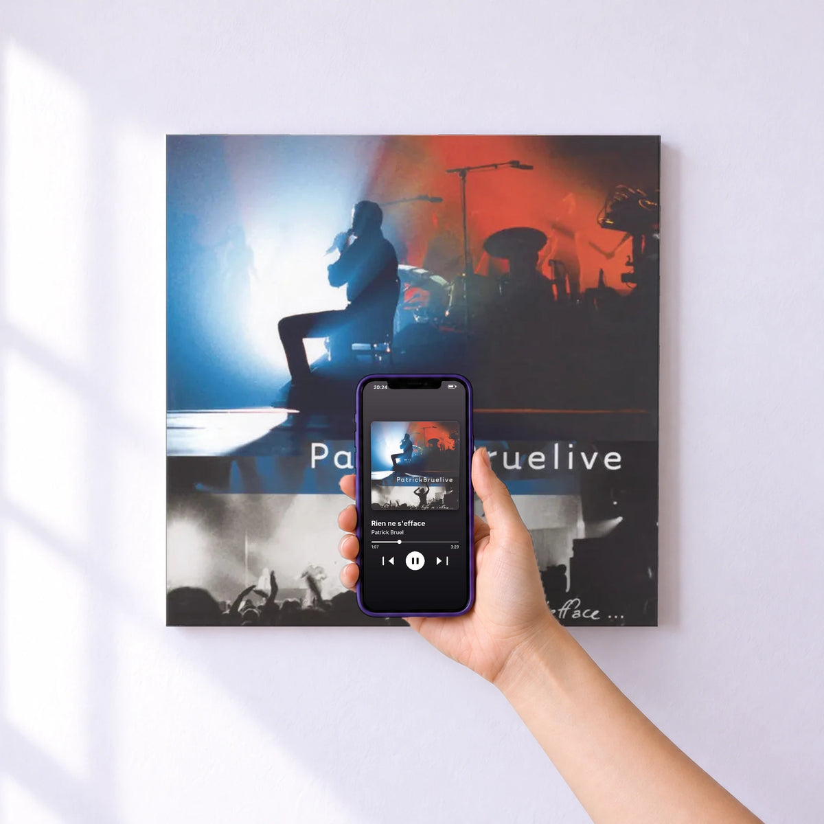 Affiche connectée Rien ne s'efface de Patrick Bruel au mur : l'album se lance en approchant le téléphone