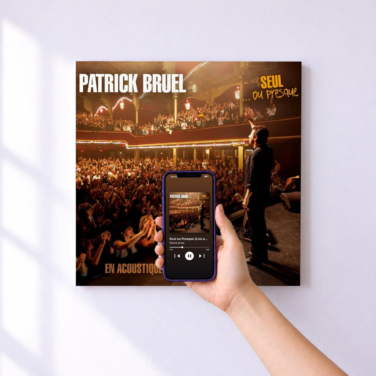 Affiche connectée Seul ou Presque (Live au Casino de Paris 2009) de Patrick Bruel au mur : l'album se lance en approchant le téléphone
