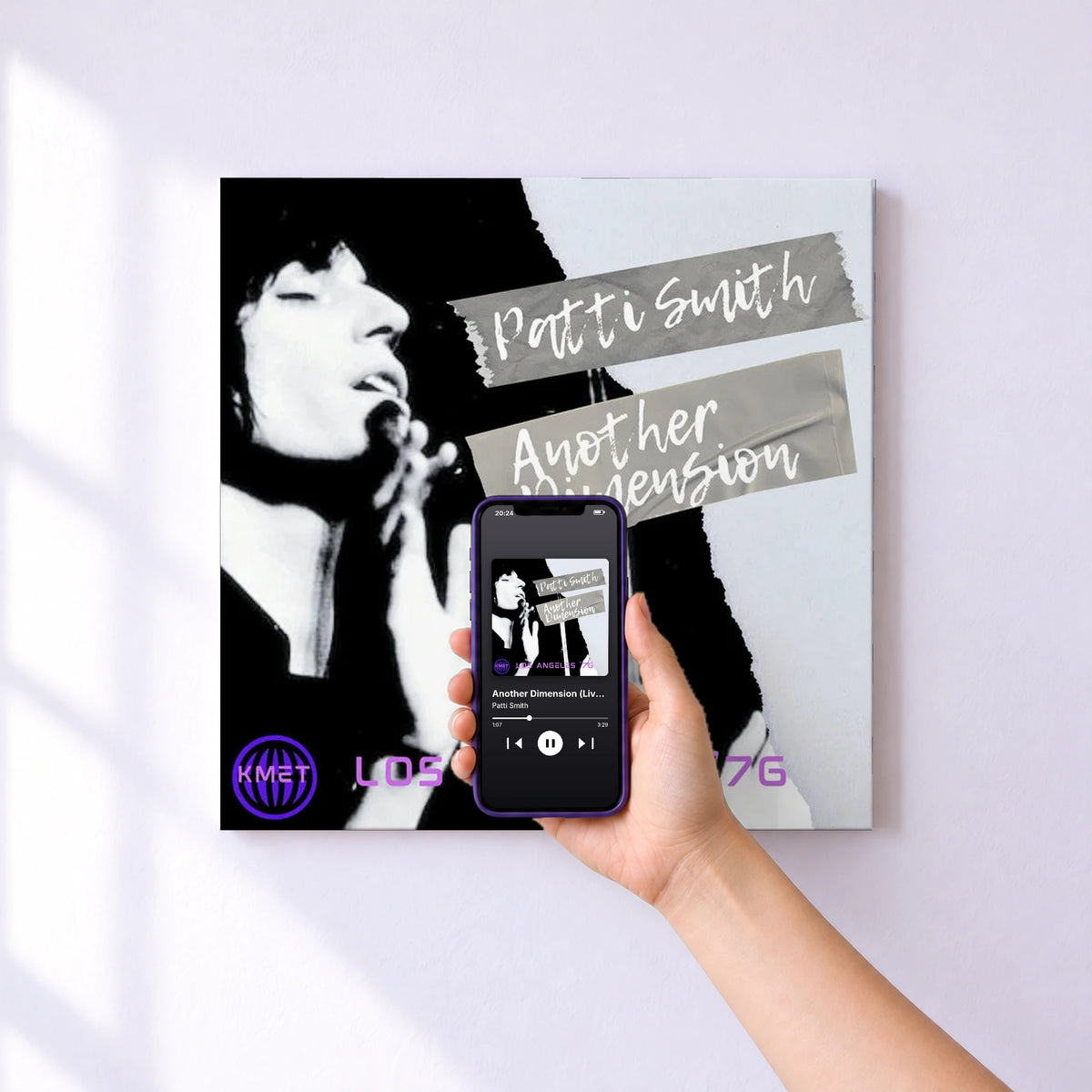 Affiche connectée Another Dimension (Live Los Angeles '76) de Patti Smith au mur : l'album se lance en approchant le téléphone