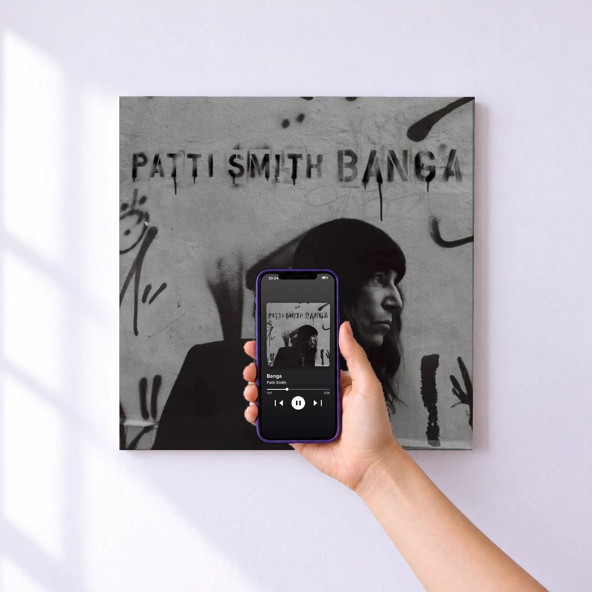 Affiche connectée Banga de Patti Smith au mur : l'album se lance en approchant le téléphone