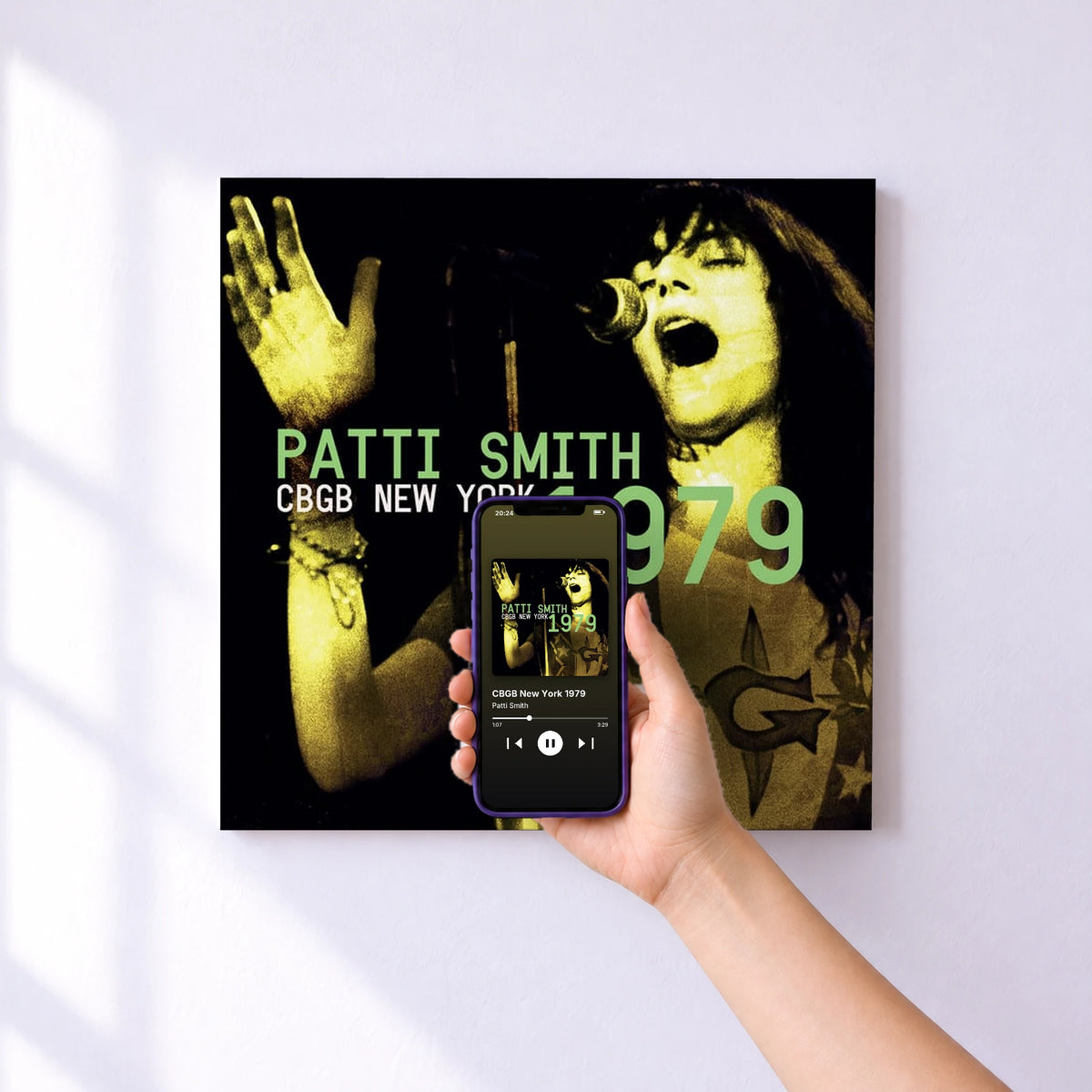 Affiche connectée CBGB New York 1979 de Patti Smith au mur : l'album se lance en approchant le téléphone
