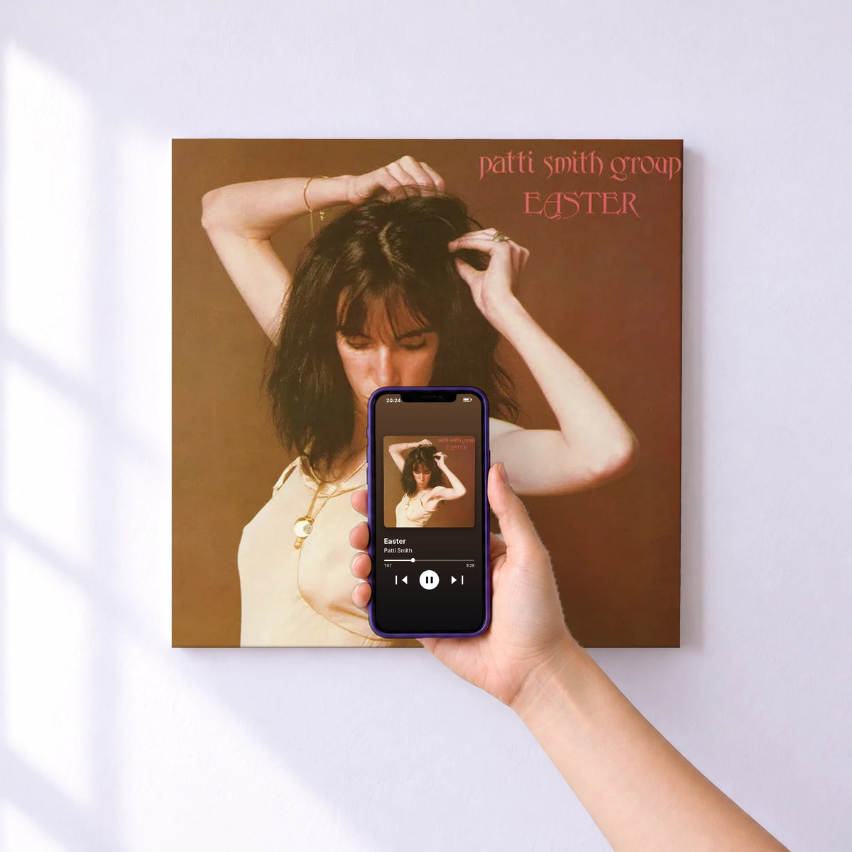 Affiche connectée Easter de Patti Smith au mur : l'album se lance en approchant le téléphone