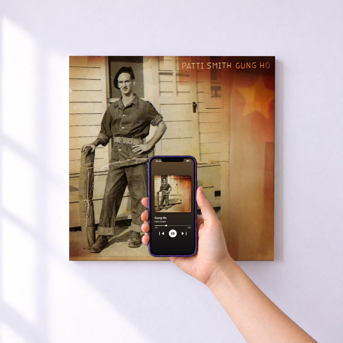 Affiche connectée Gung Ho de Patti Smith au mur : l'album se lance en approchant le téléphone