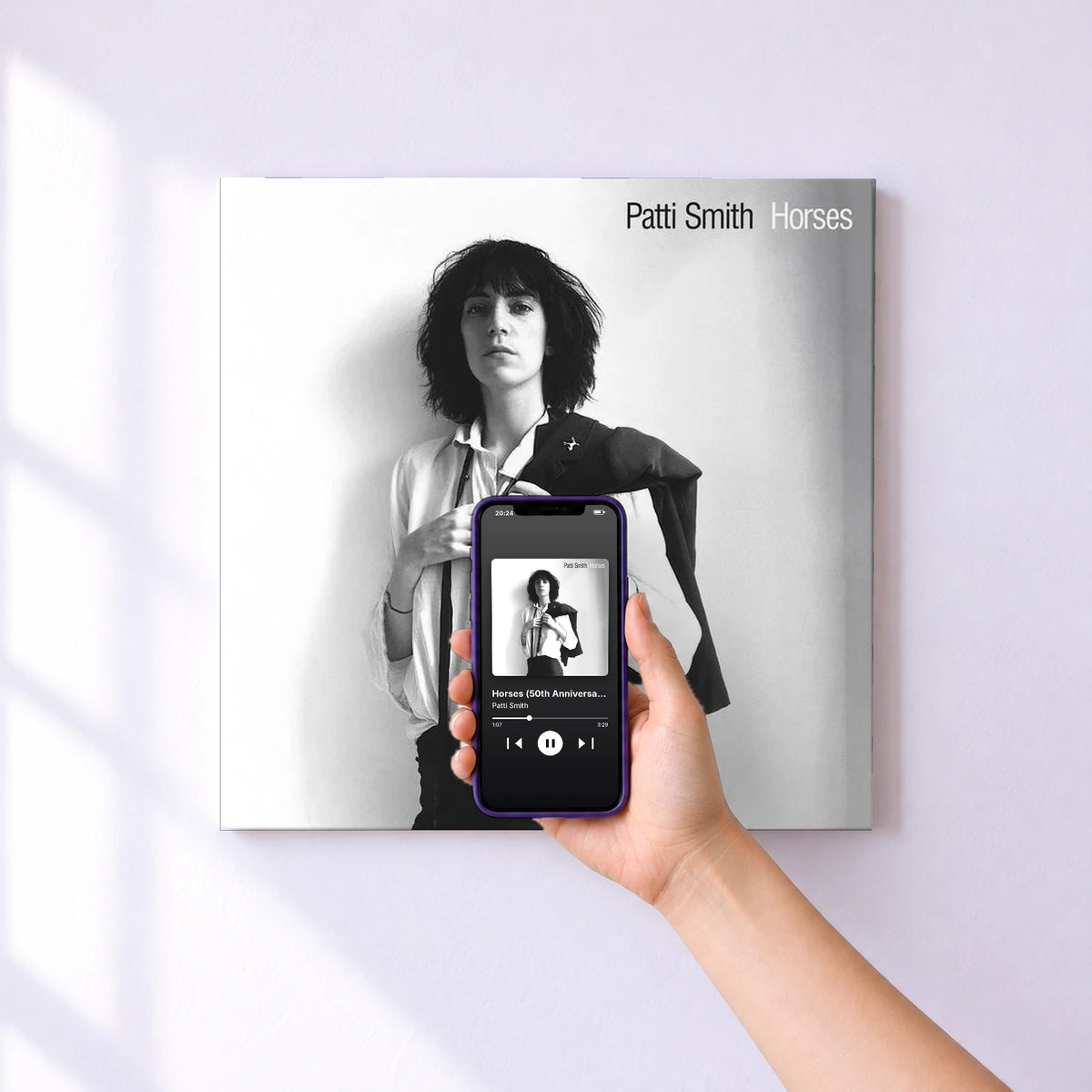 Affiche connectée Horses (50th Anniversary) de Patti Smith au mur : l'album se lance en approchant le téléphone