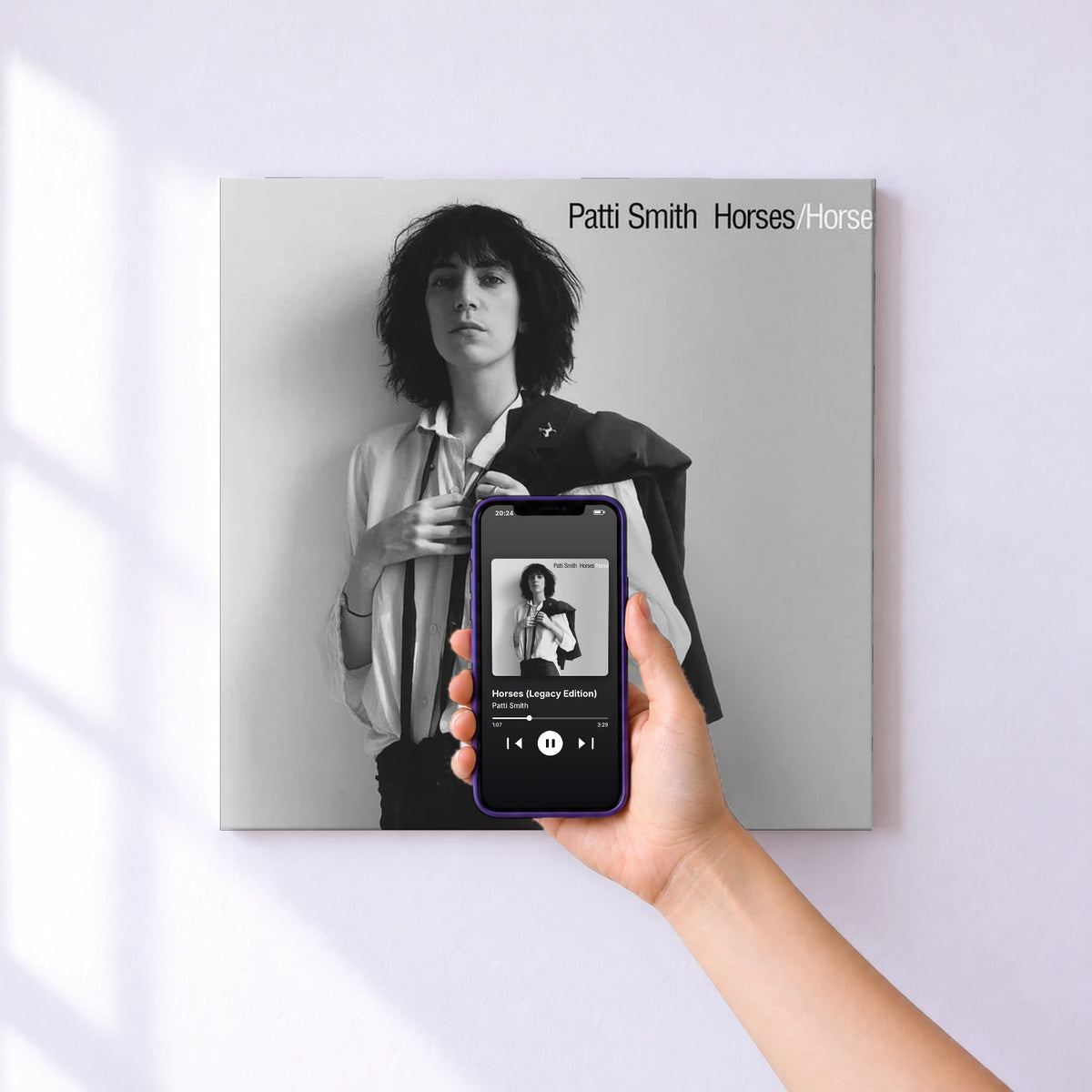 Affiche connectée Horses (Legacy Edition) de Patti Smith au mur : l'album se lance en approchant le téléphone