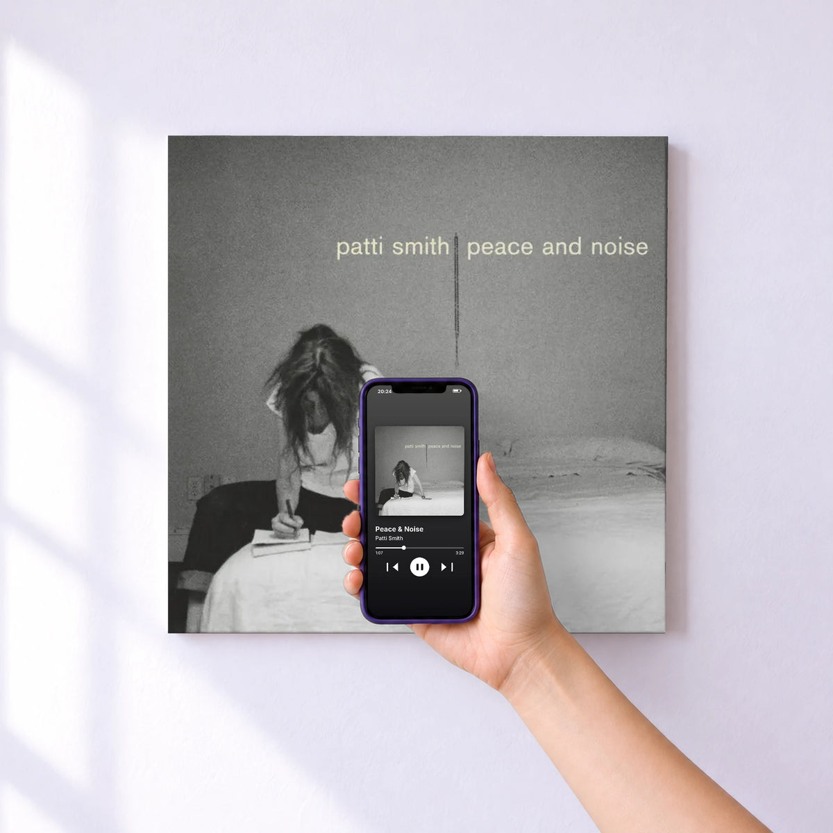 Affiche connectée Peace & Noise de Patti Smith au mur : l'album se lance en approchant le téléphone