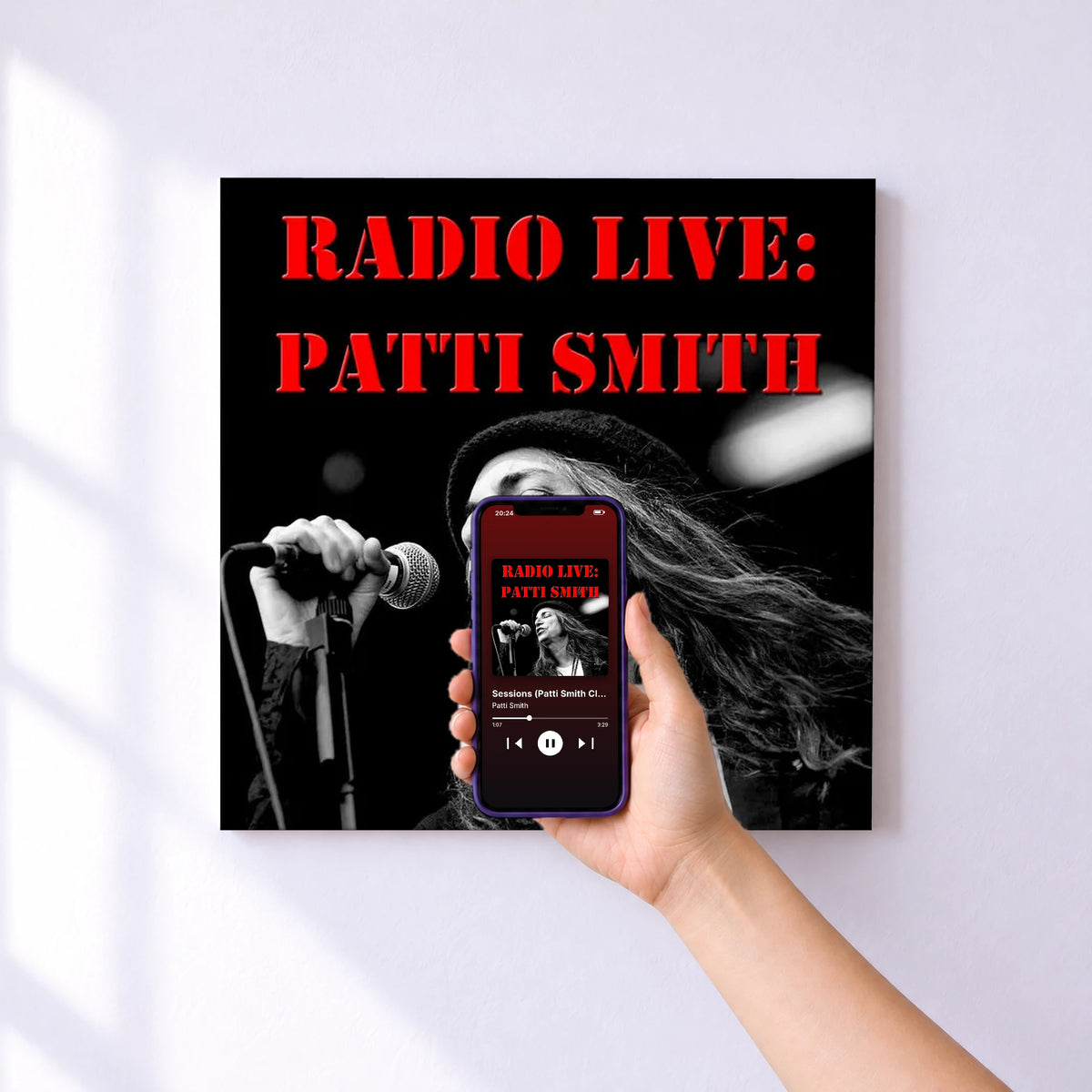 Affiche connectée Sessions (Patti Smith Classics) de Patti Smith au mur : l'album se lance en approchant le téléphone