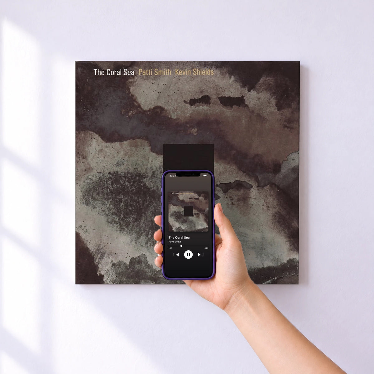 Affiche connectée The Coral Sea de Patti Smith au mur : l'album se lance en approchant le téléphone