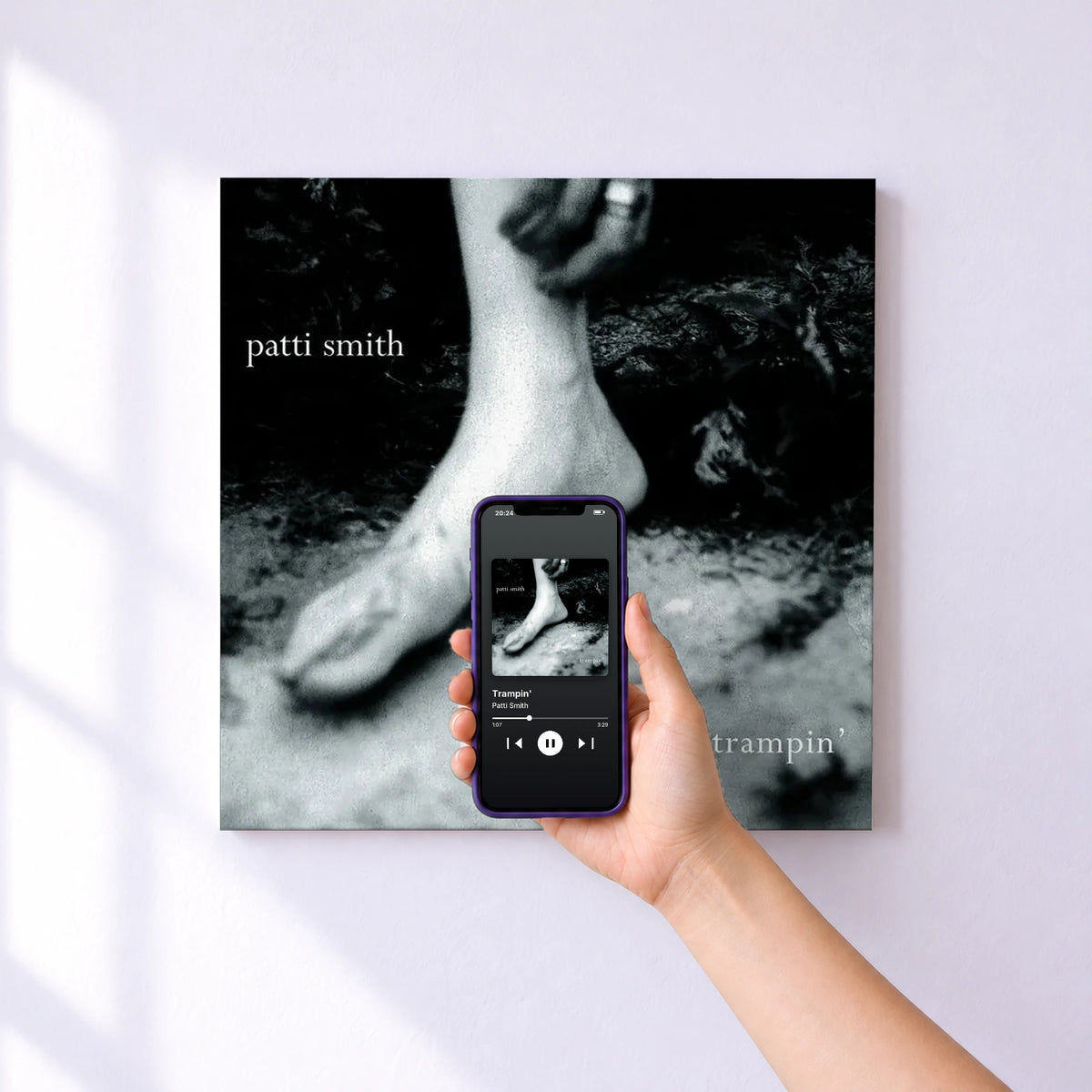 Affiche connectée Trampin' de Patti Smith au mur : l'album se lance en approchant le téléphone
