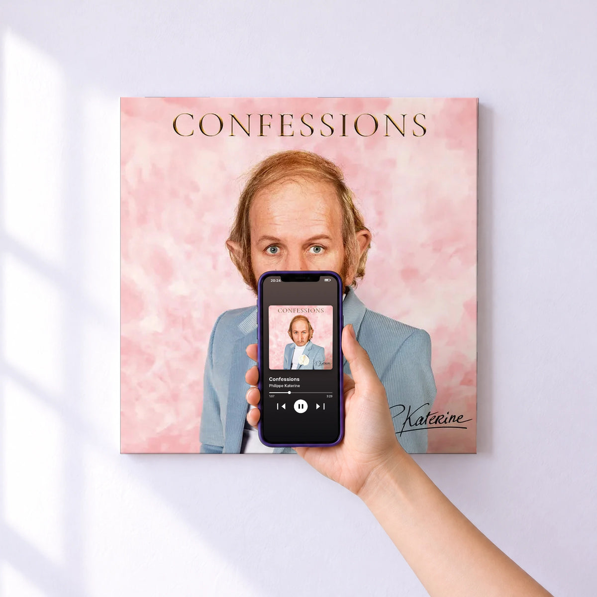 Affiche connectée Confessions de Philippe Katerine au mur : l'album se lance en approchant le téléphone