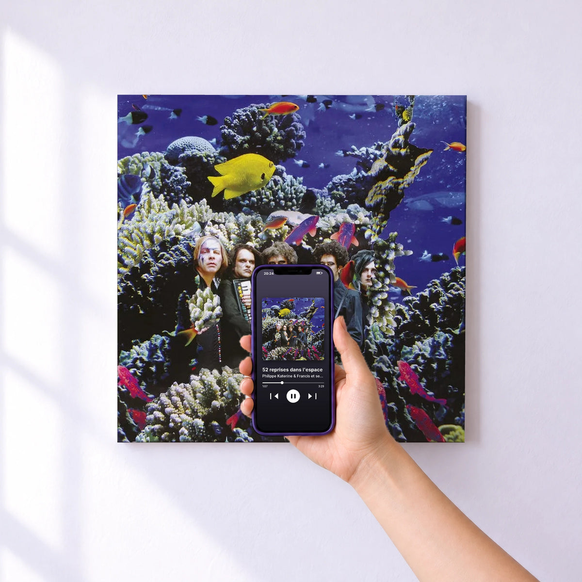 Affiche connectée 52 reprises dans l'espace de Philippe Katerine & Francis et ses peintres au mur : l'album se lance en approchant le téléphone