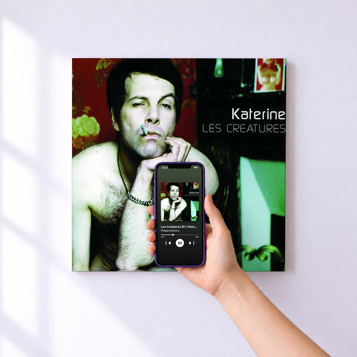 Affiche connectée Les Créatures Et L'Homme A Trois Mains de Philippe Katerine au mur : l'album se lance en approchant le téléphone