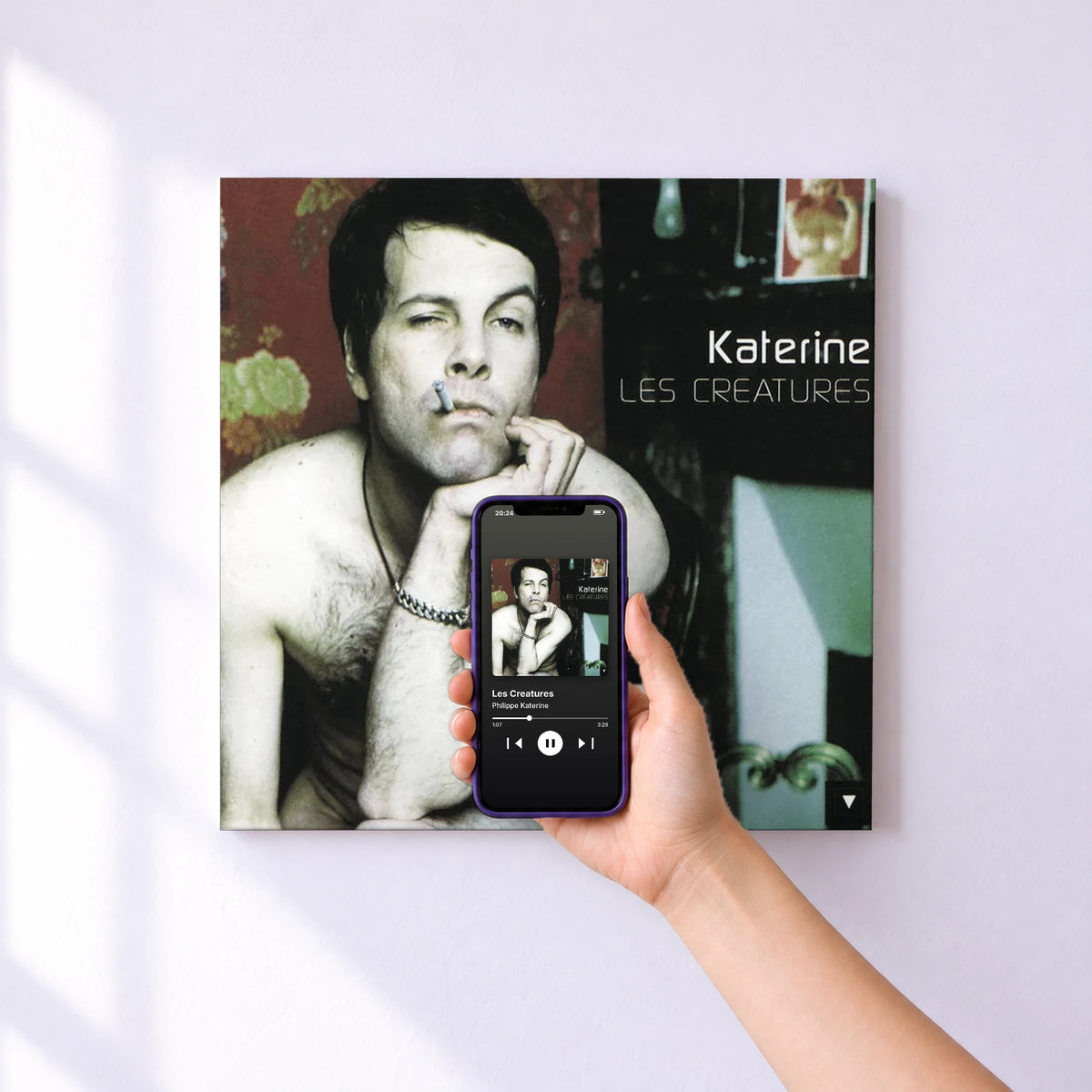 Affiche connectée Les Creatures de Philippe Katerine au mur : l'album se lance en approchant le téléphone