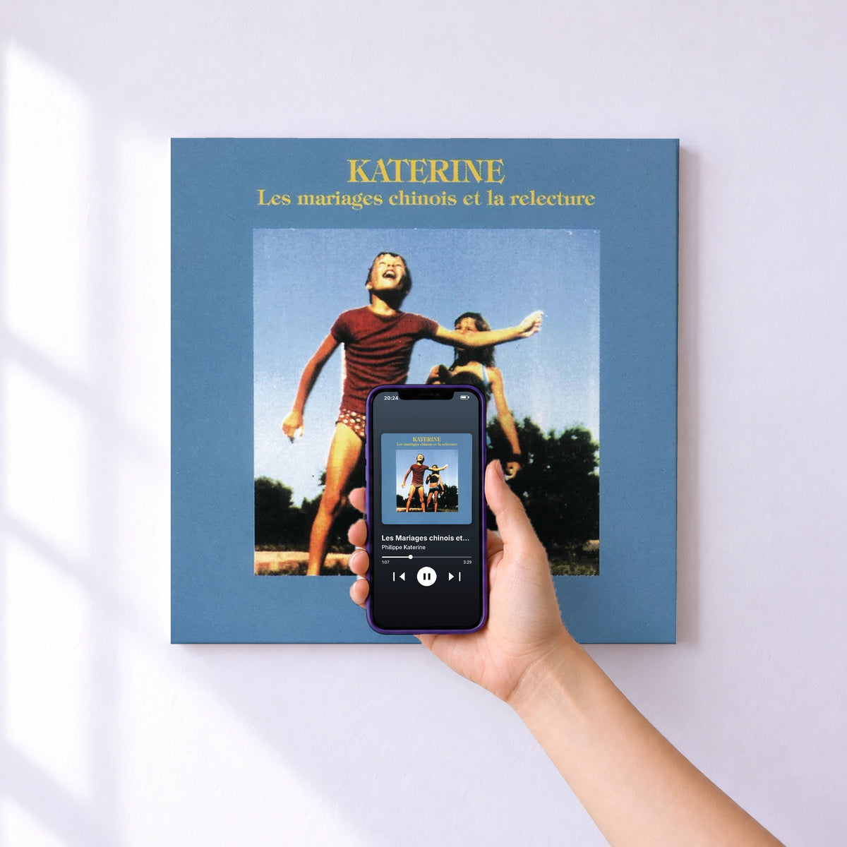 Affiche connectée Les Mariages chinois et la Relecture de Philippe Katerine au mur : l'album se lance en approchant le téléphone