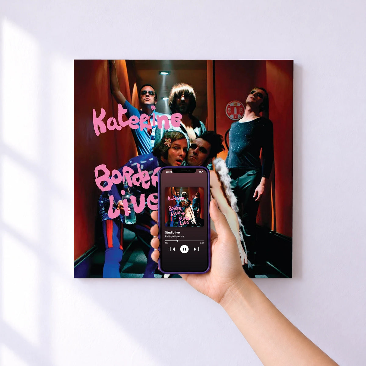 Affiche connectée Studiolive de Philippe Katerine au mur : l'album se lance en approchant le téléphone