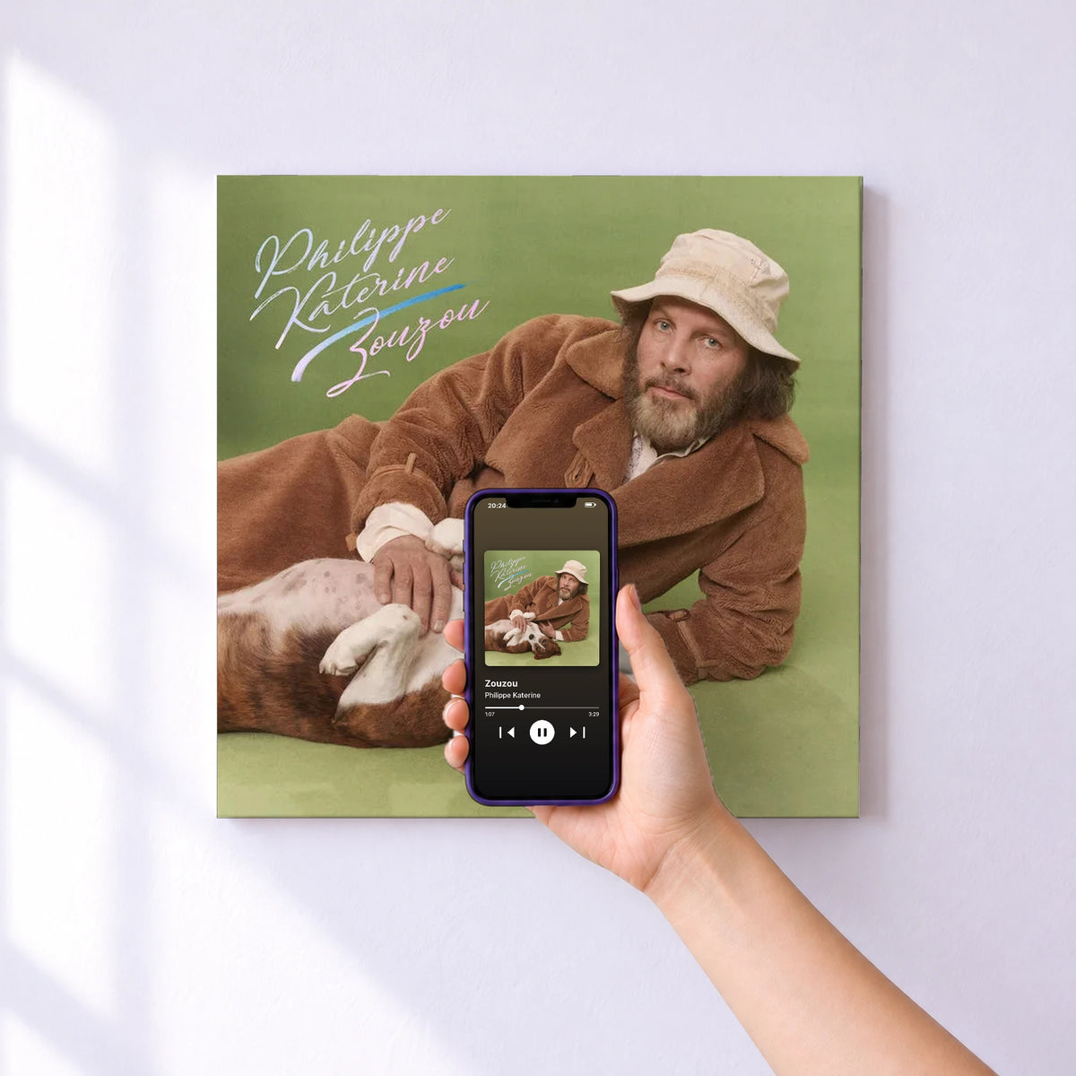 Affiche connectée Zouzou de Philippe Katerine au mur : l'album se lance en approchant le téléphone