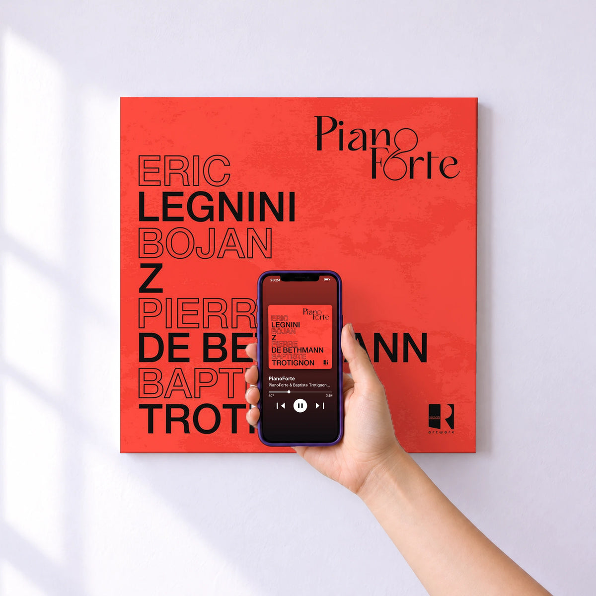 Affiche connectée PianoForte de PianoForte & Baptiste Trotignon & Eric Legnini au mur : l'album se lance en approchant le téléphone