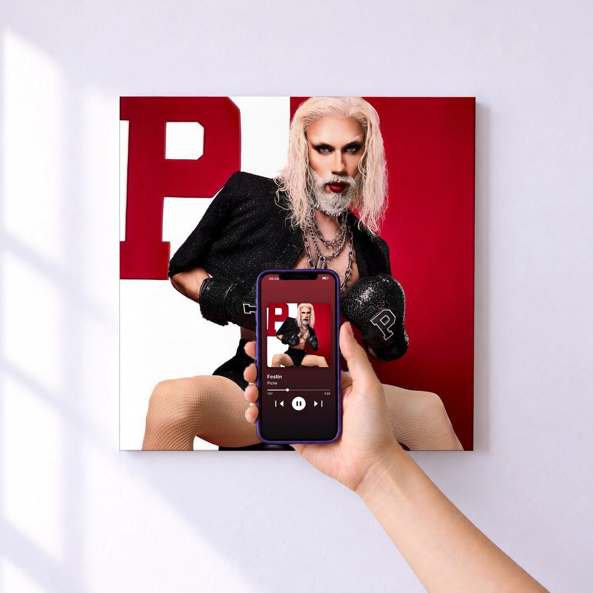 Affiche connectée Festin de Piche au mur : l'album se lance en approchant le téléphone