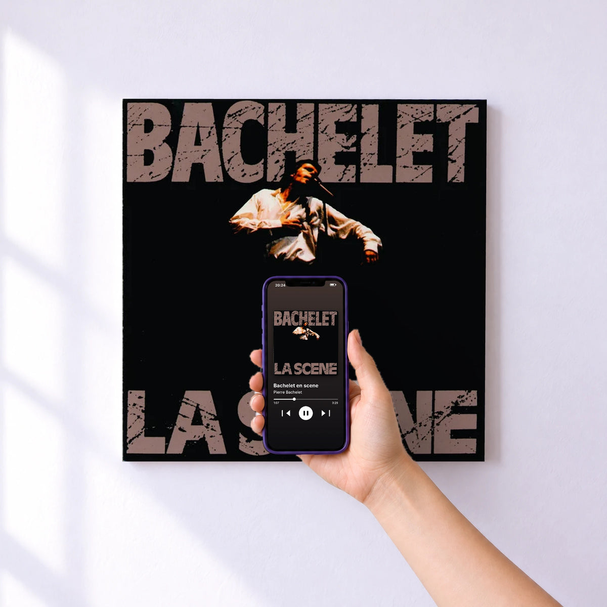 Affiche connectée Bachelet en scene de Pierre Bachelet au mur : l'album se lance en approchant le téléphone