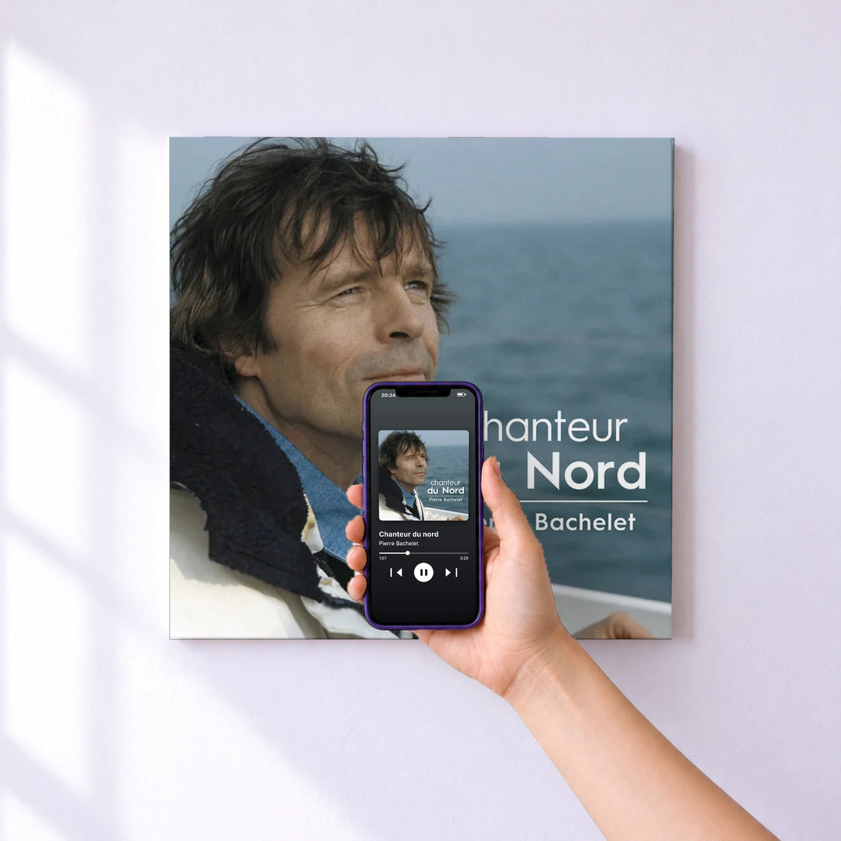 Affiche connectée Chanteur du nord de Pierre Bachelet au mur : l'album se lance en approchant le téléphone