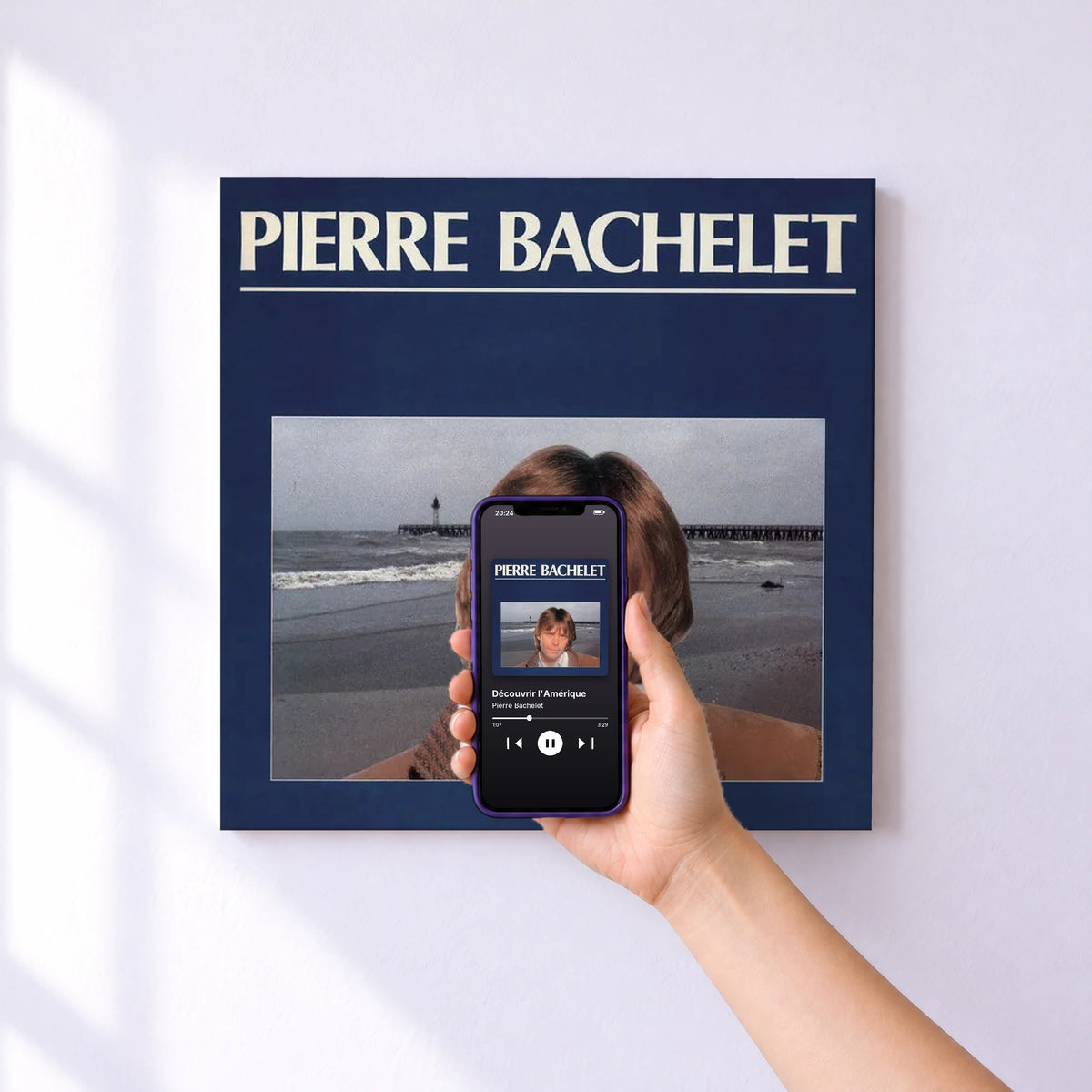 Affiche connectée Découvrir l'Amérique de Pierre Bachelet au mur : l'album se lance en approchant le téléphone