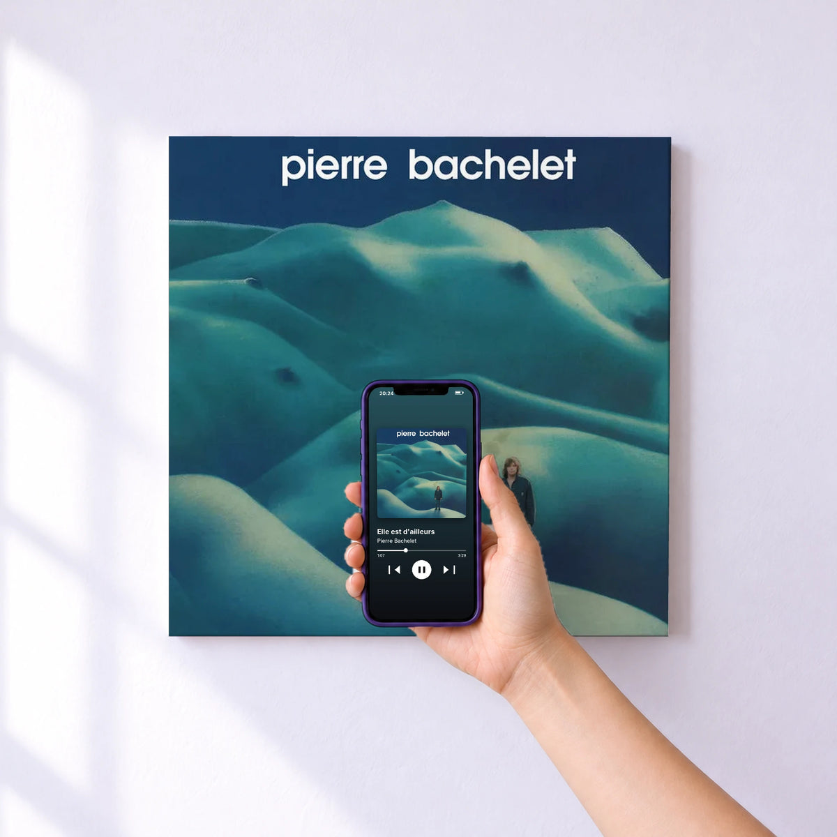 Affiche connectée Elle est d'ailleurs de Pierre Bachelet au mur : l'album se lance en approchant le téléphone