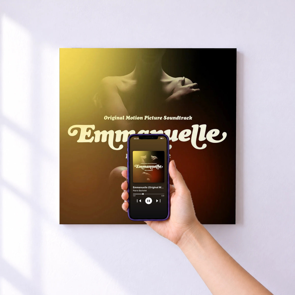 Affiche connectée Emmanuelle (Original Motion Picture Soundtrack) de Pierre Bachelet au mur : l'album se lance en approchant le téléphone