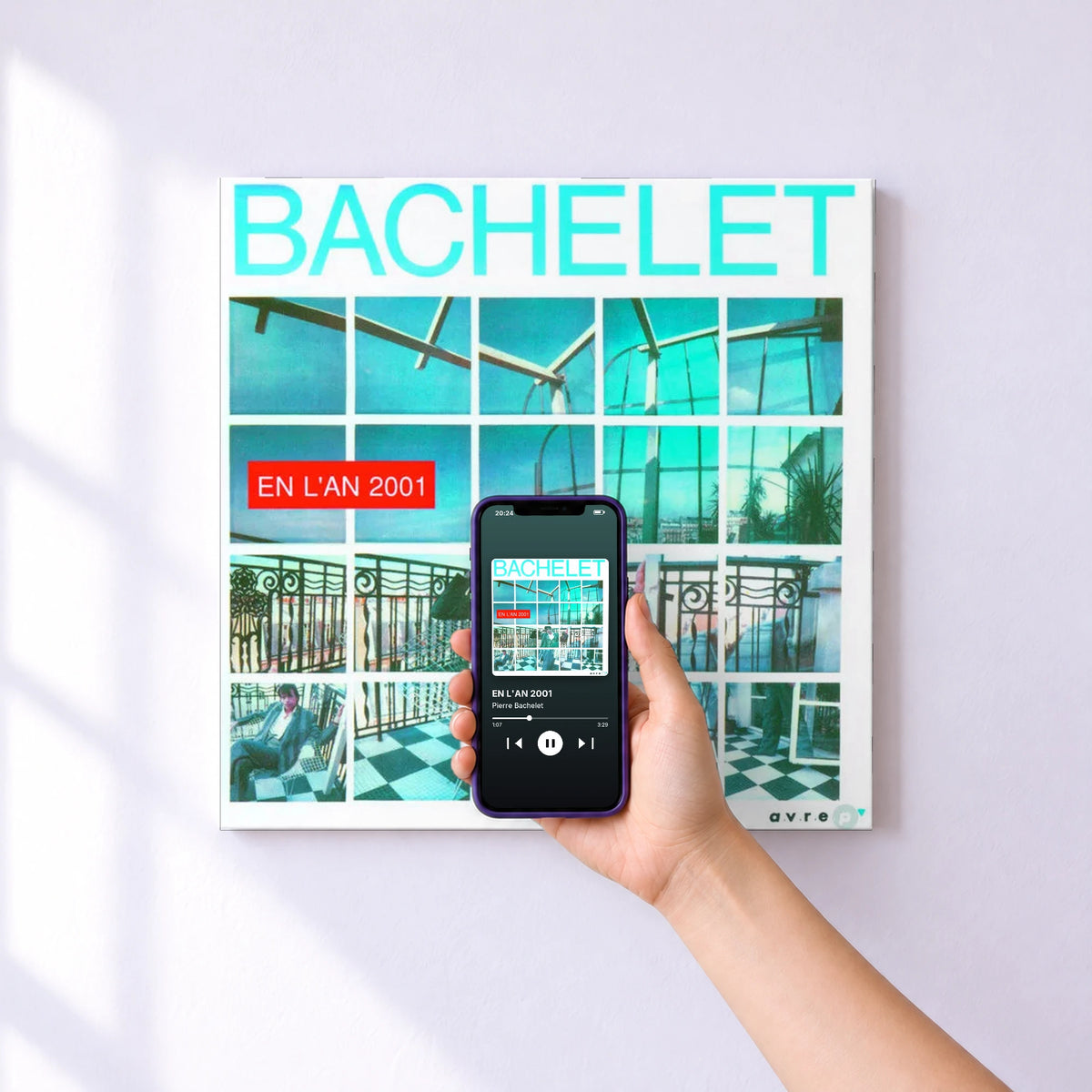 Affiche connectée EN L'AN 2001 de Pierre Bachelet au mur : l'album se lance en approchant le téléphone
