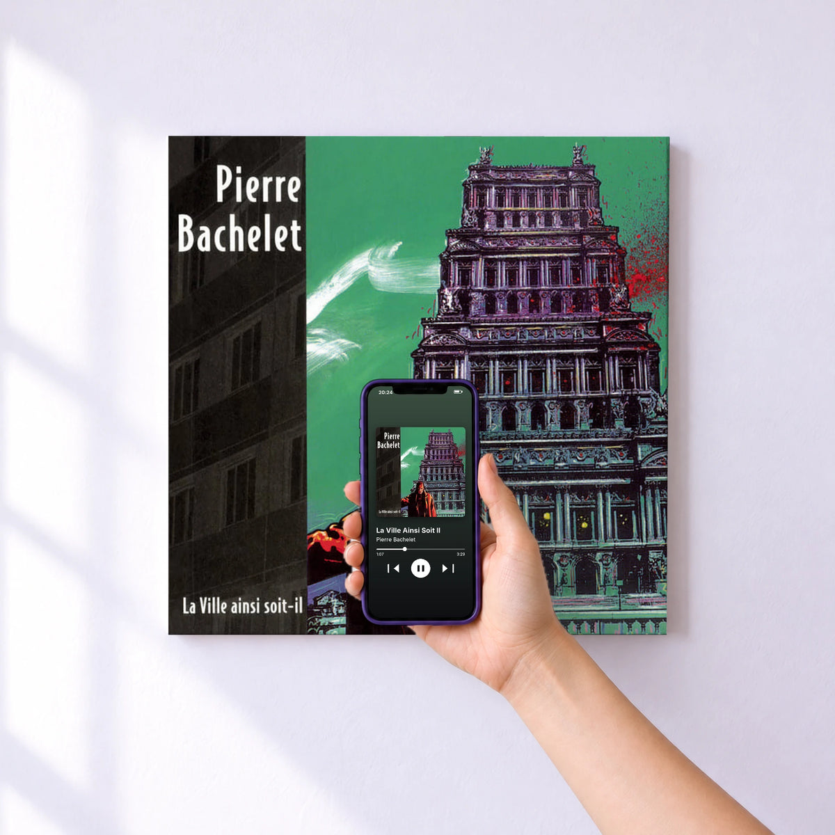 Affiche connectée La Ville Ainsi Soit Il de Pierre Bachelet au mur : l'album se lance en approchant le téléphone